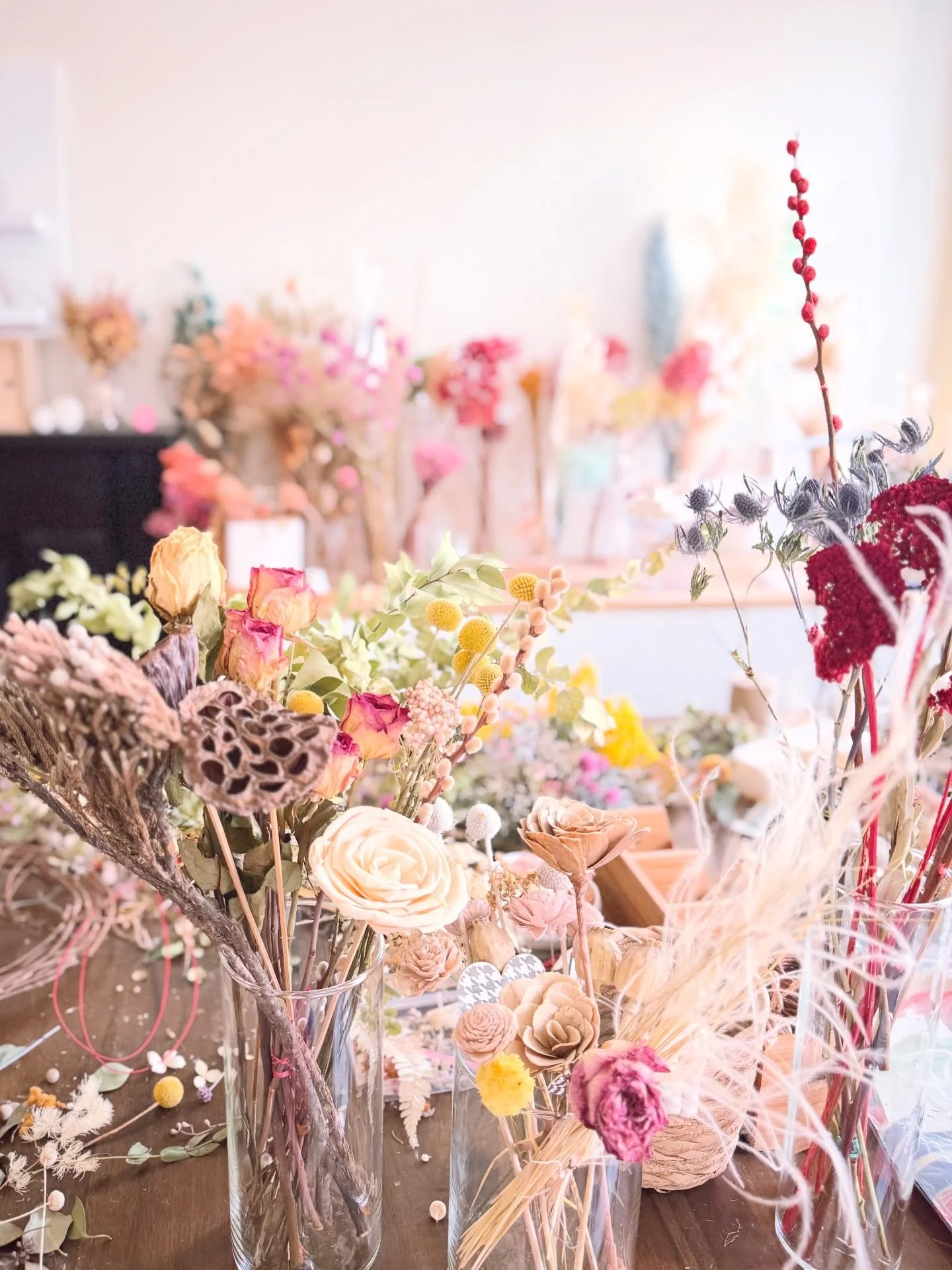 Rainy Monday studio scene&hellip; trying to clean and organize, while also working on an arrangement at the same time. Hoping this week will be bright and warm&mdash;just like the arrangement in progress 💛🧡💜

朝から土砂降りスタートの月曜日。作業部屋を片付けようと整理しているのに、同時