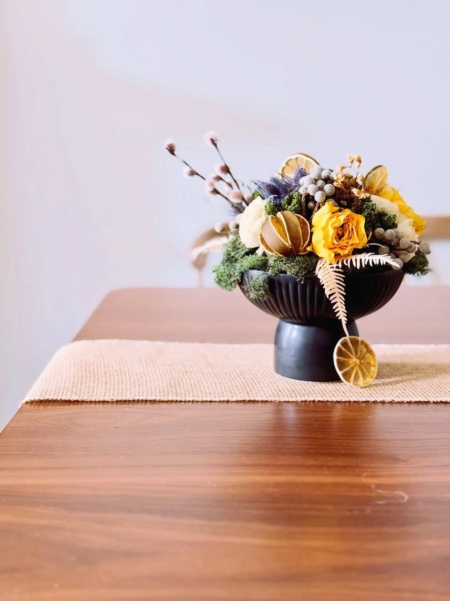 Dried flower round arrangement with roses, ranunculus, and lime 🍋&zwj;🟩 as the main elements.

I made the dried lime slices and even a whole dried lime ball&mdash;
it smells absolutely amazing (and still smells so good even after a few weeks).

All