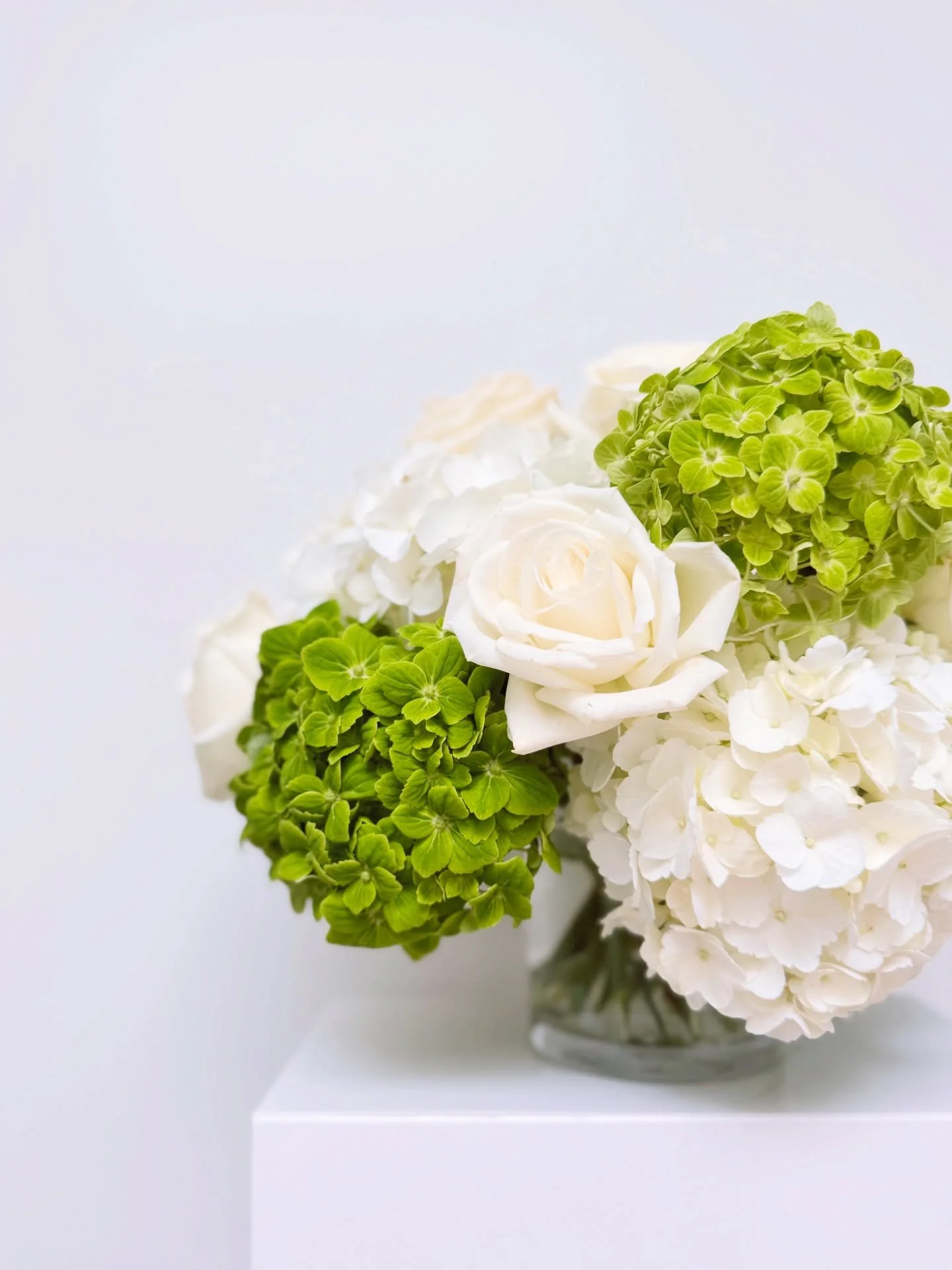 Garden centerpiece with hydrangeas and roses💚🤍💚🤍

This was another challenging arrangement, but I learned so much&mdash;from conditioning hydrangeas to designing a lower centerpiece where the focus falls on the sides and bottom.

I worked on this