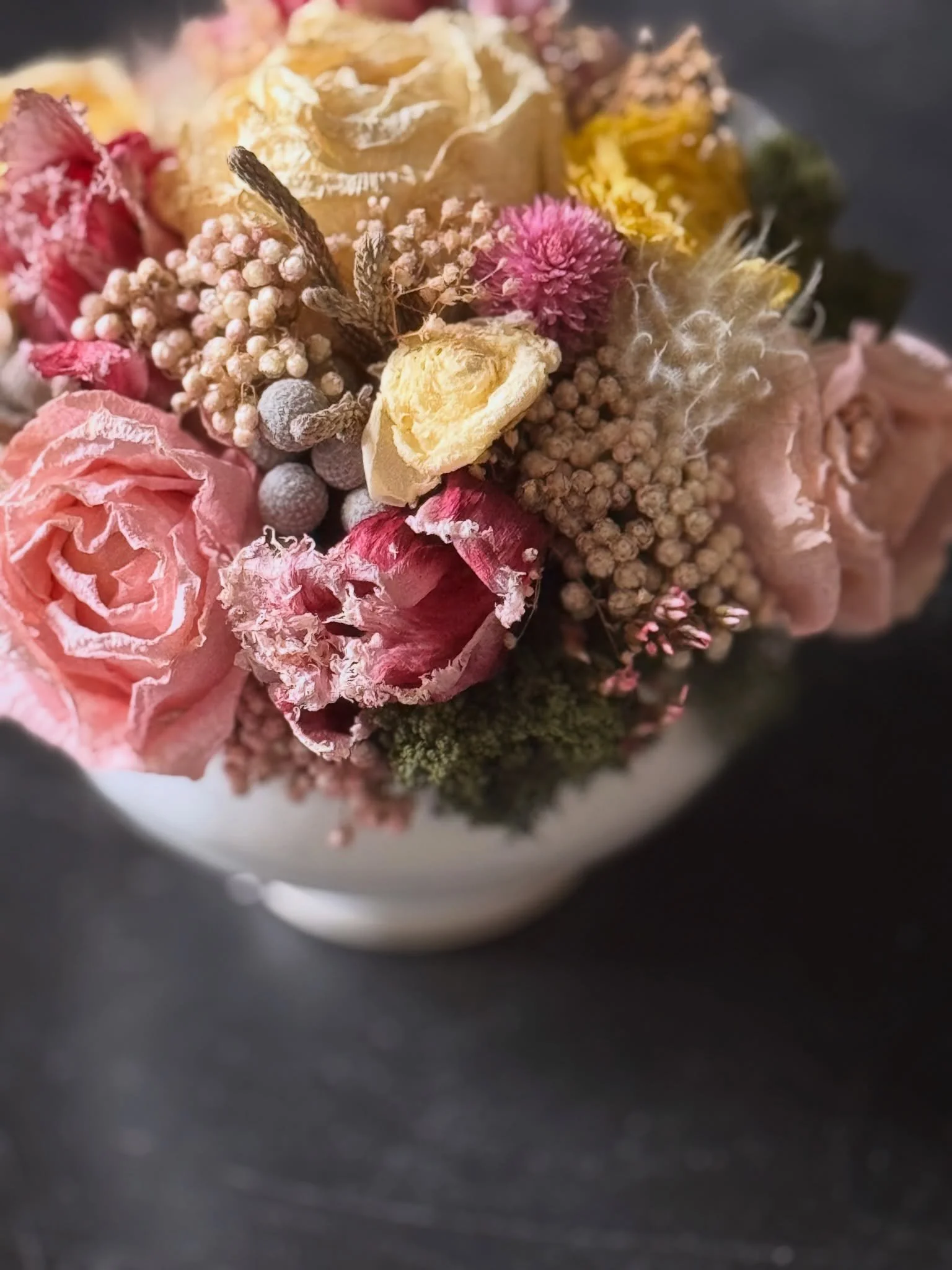 Dried flower arrangement with roses, tulips, and ranunculus 🌷🌹 (and more)

Remember the fresh flowers I arranged at flower school? I dried them and turned them into this piece&mdash;and I think it added even more mood. I love how it came out💗

And