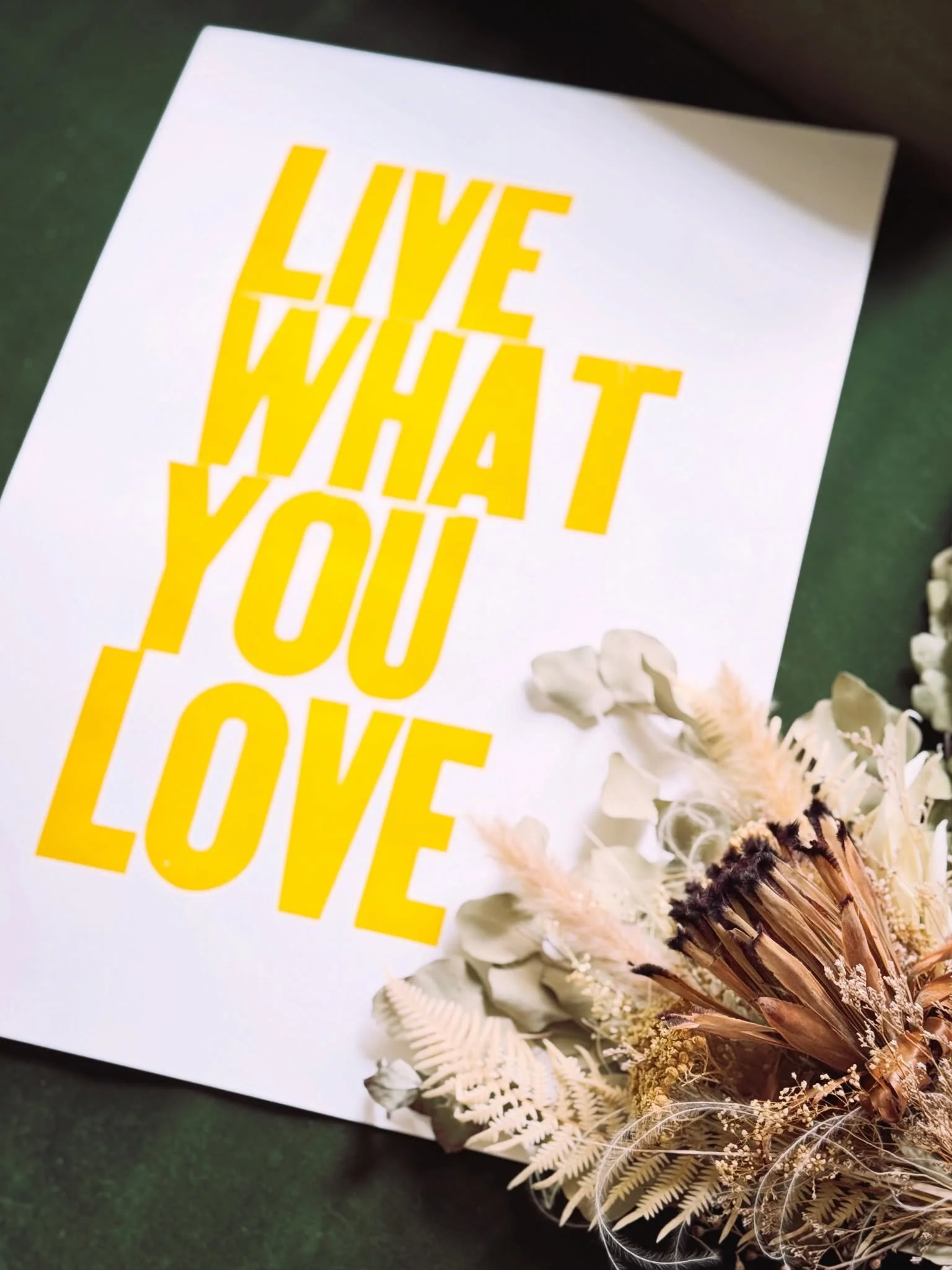 A quiet month of choosing what stays✨

Time really flies&mdash;April is already coming to an end.
This month, I traveled to Puerto Rico during spring break,
learned new things at flower school, and spent time with dried flowers while also clearing an