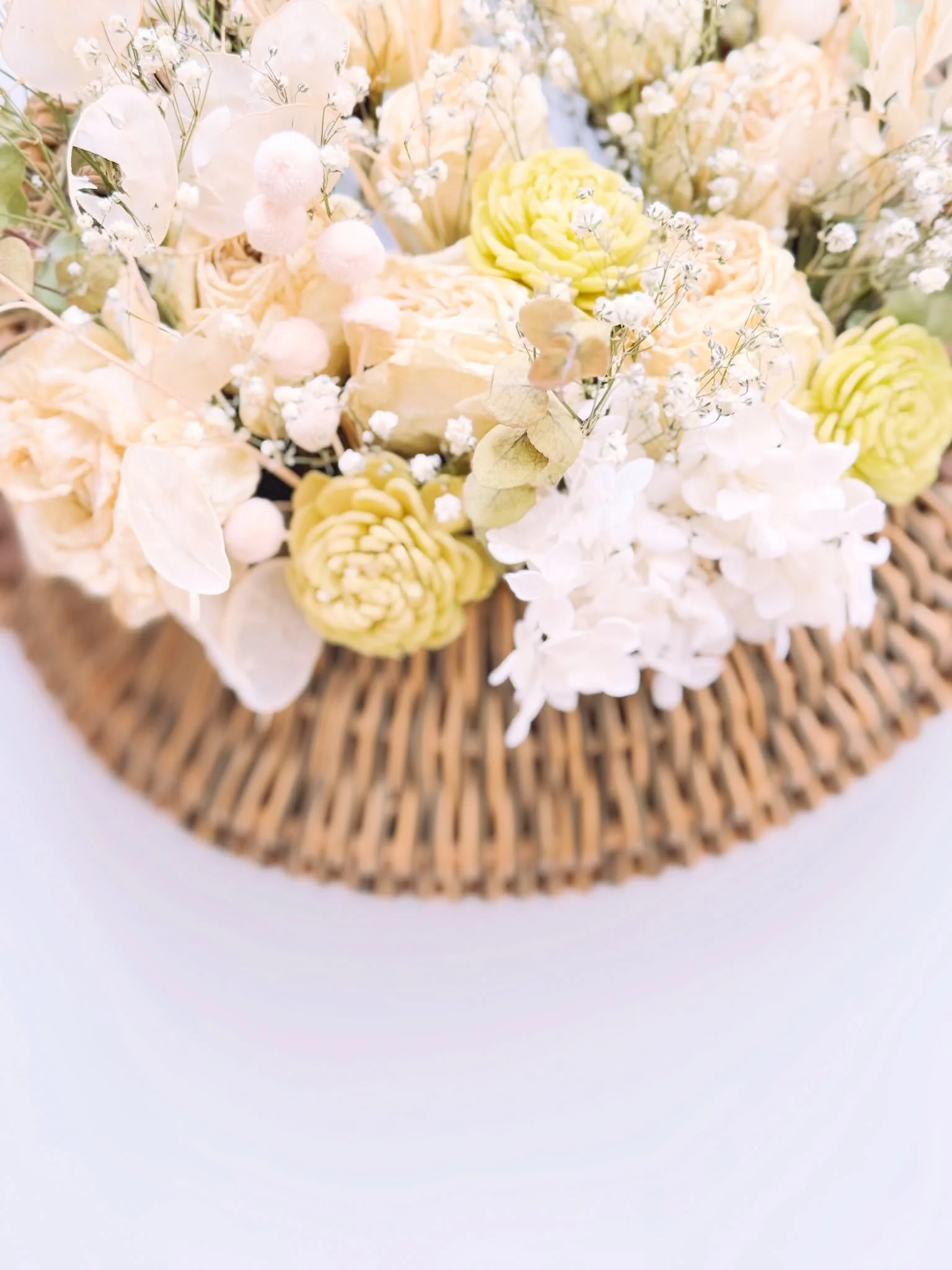 Dried flower arrangement in a vintage wall-hanging basket 🤍💚

I found this basket at a flea market in Brooklyn and immediately imagined it filled with flowers.

White dried roses, delicate baby&rsquo;s breath, fresh green eucalyptus, and wooden flo