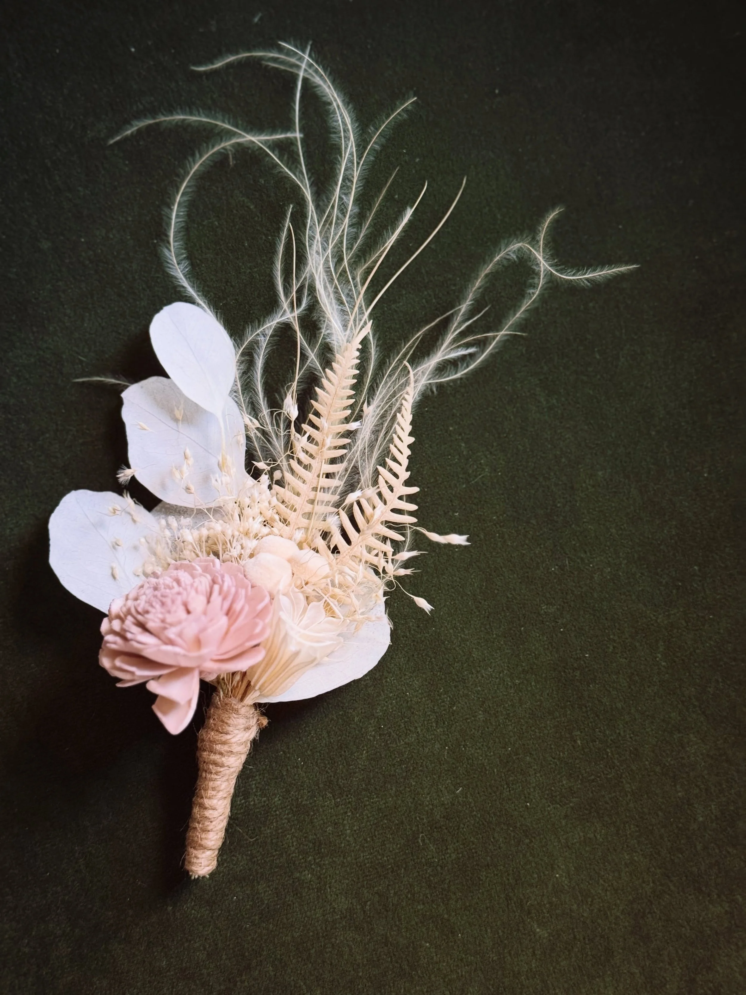 I made a dried flower corsage ✨

It's something I've been wanting to create for a long time, and I'm so happy to finally bring the idea to life.

This one is a gift for a teacher we're deeply grateful for. I carefully put it together, hoping she'll l