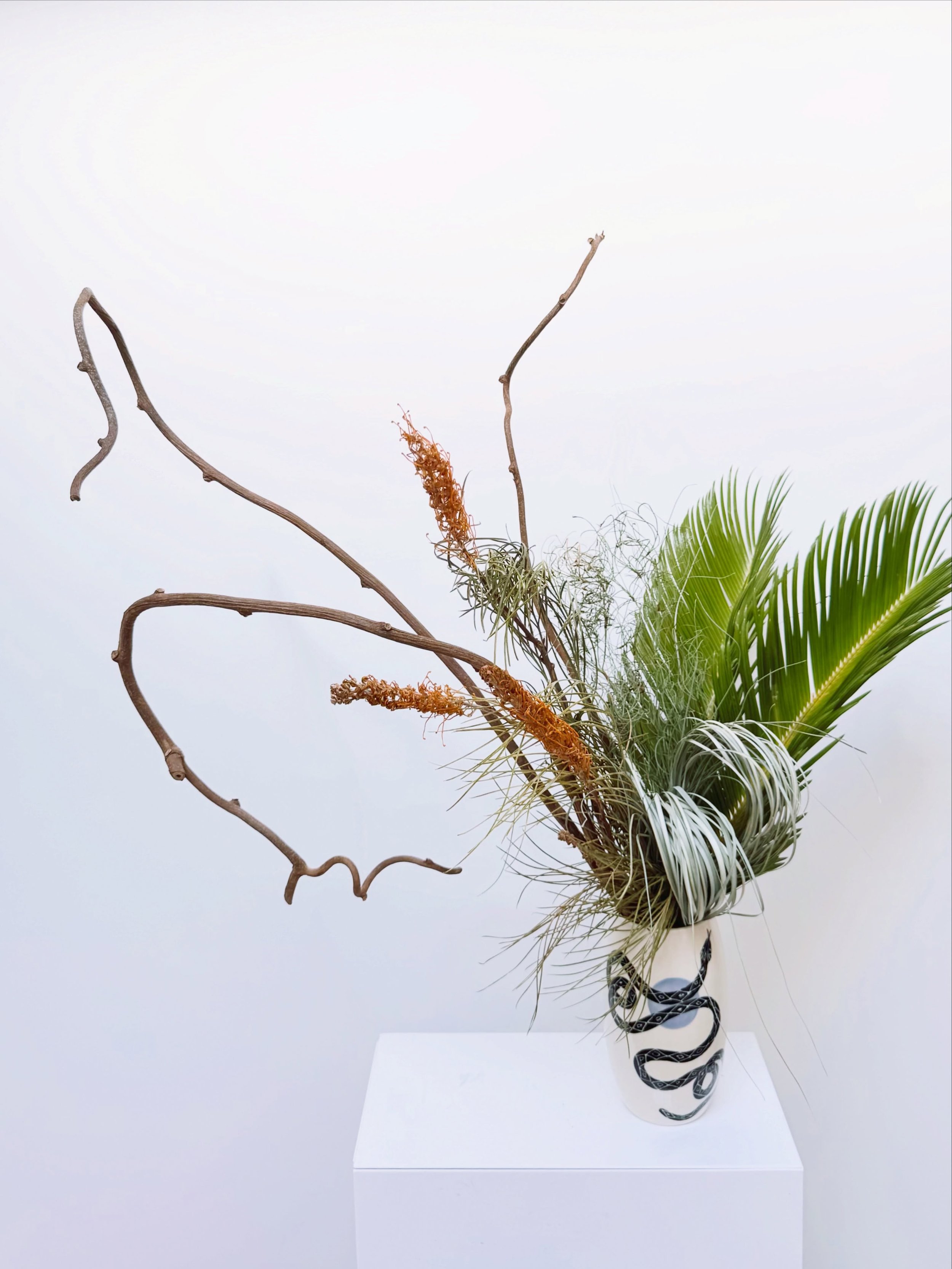 Dried flower arrangement for a trade show booth 🌿✨

I was so honored to create this arrangement for Futaba&rsquo;s beautiful jewelry booth. @futabahayashi 

The only requests were something summery, with maybe one pop of color. From there, I wanted 