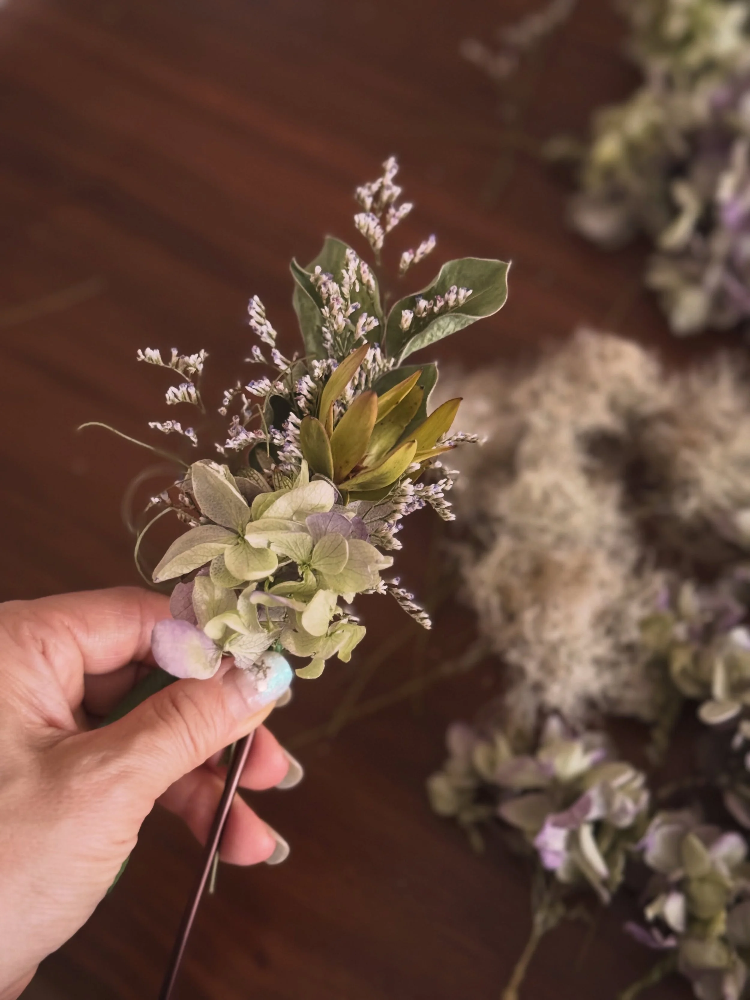 Trust the process. 🌿

Finally, a little quiet flower &amp; me time.
Hello, September🤎

やっと、お家でゆっくりお花と向き合う時間。
手を動かしていると、無になったり、
ふといろんなことを考えたり。

焦らず、ひとつずつ。
お家のお片付けも。

#driedflowers #flowerandme #driedflowergarland #ドライフラワー制作 #ニューヨーク