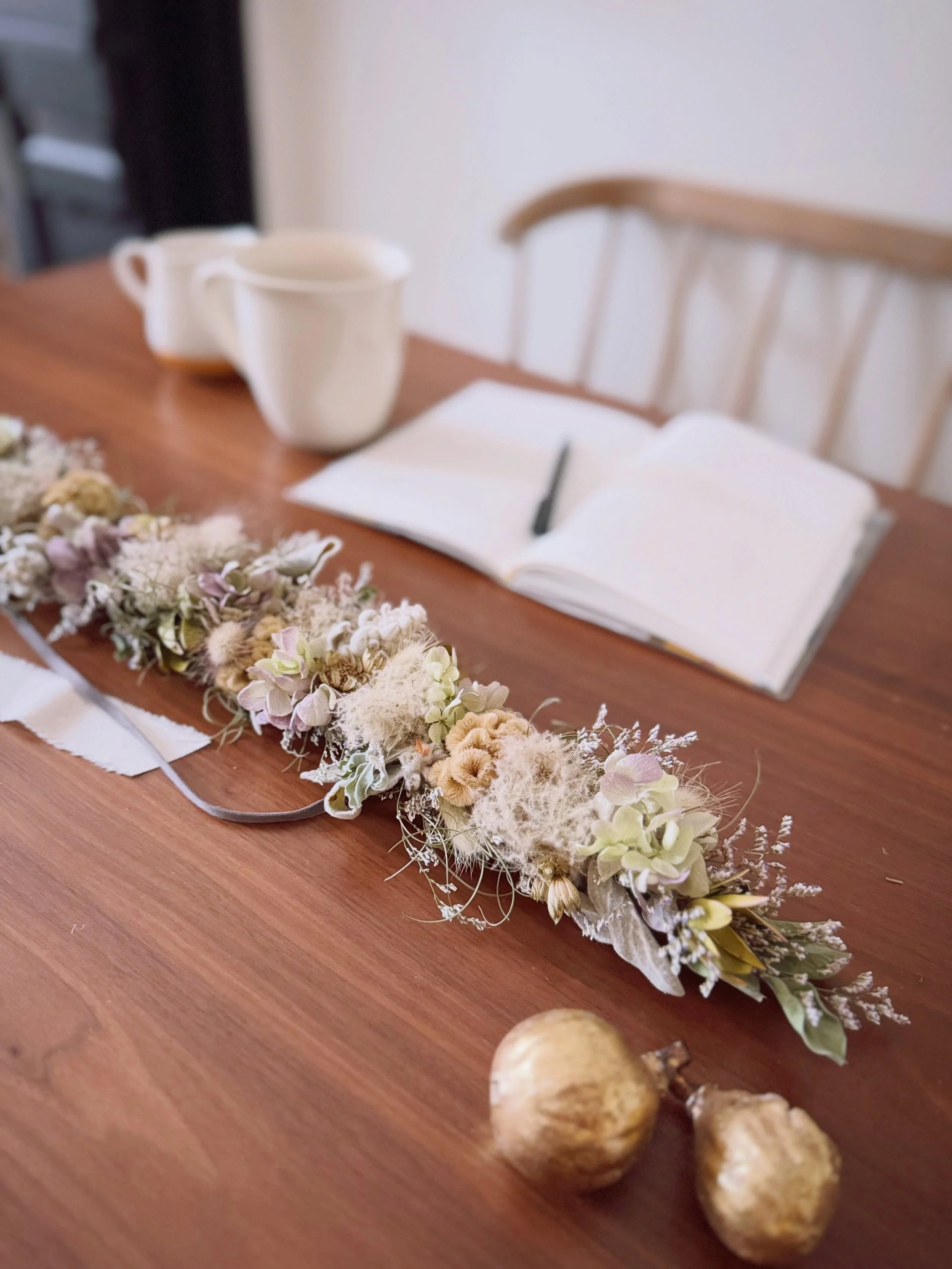 Dried flower garland ✨

A little piece of summer, finally finished. 🌿

This garland was one of my July assignments for the dried flower school I&rsquo;m taking to continue learning and growing my floral skills. I was traveling throughout the summer,
