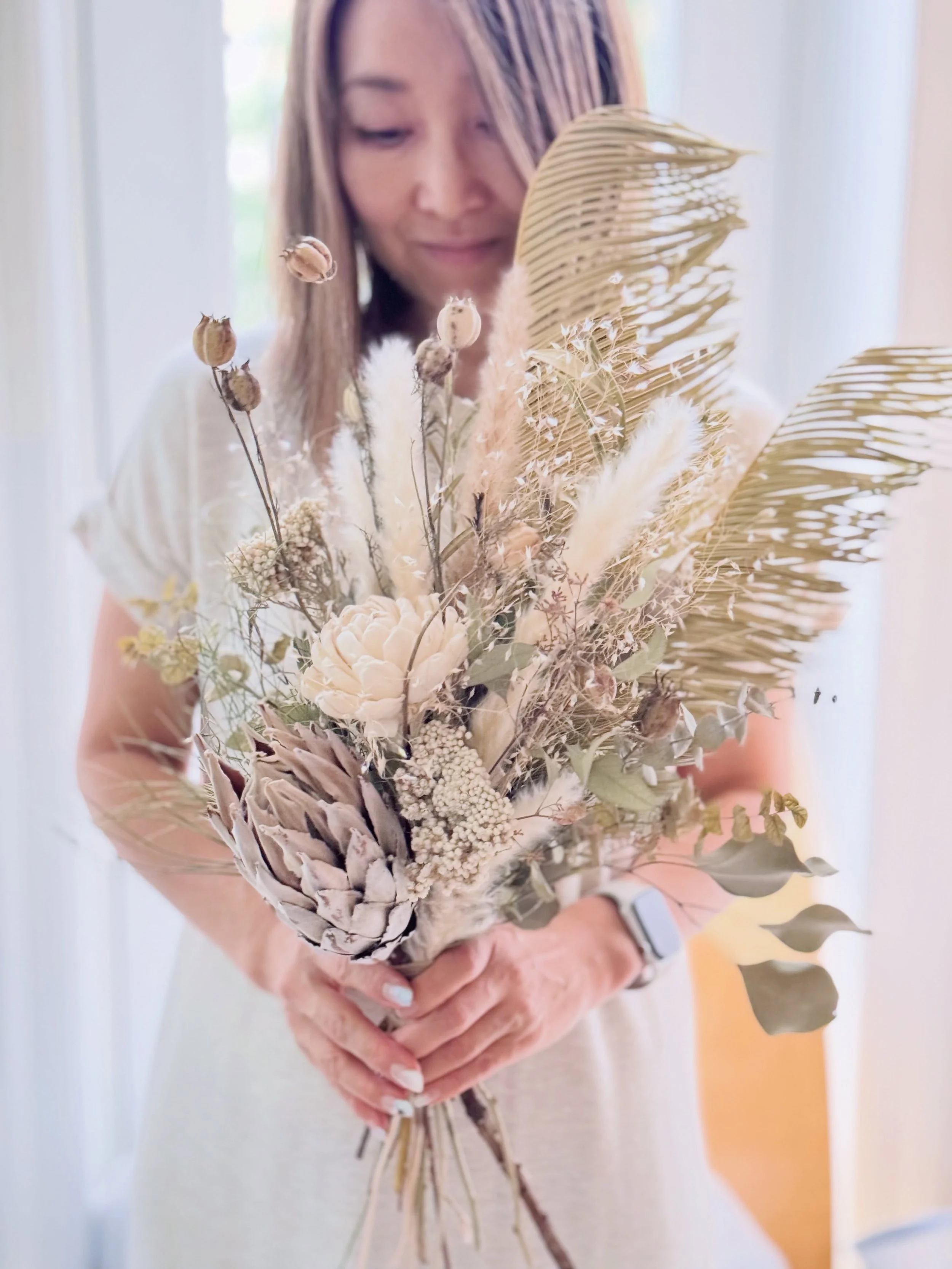 🌿 Green &amp; White Dried Flower Bouquet 🤍

I made this arrangement with protea, white rice flowers, nigella, and lots of greenery &mdash; including these beautiful palm leaves.

I love how the green and white make a room feel fresh and light, whil