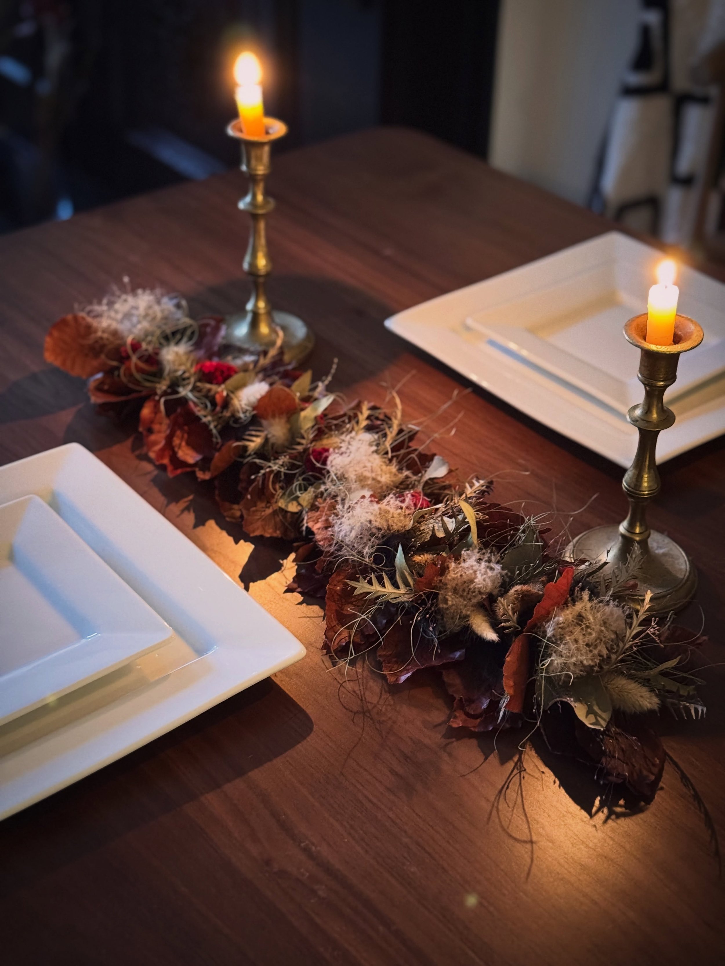 As I made this autumn garland, I kept imagining a fall table illuminated by the soft glow of candlelight✨

Good food (not pictured😆 please imagine), warm candlelight, and conversations that linger a little longer than usual... 🍂🕯️

Simply adding a