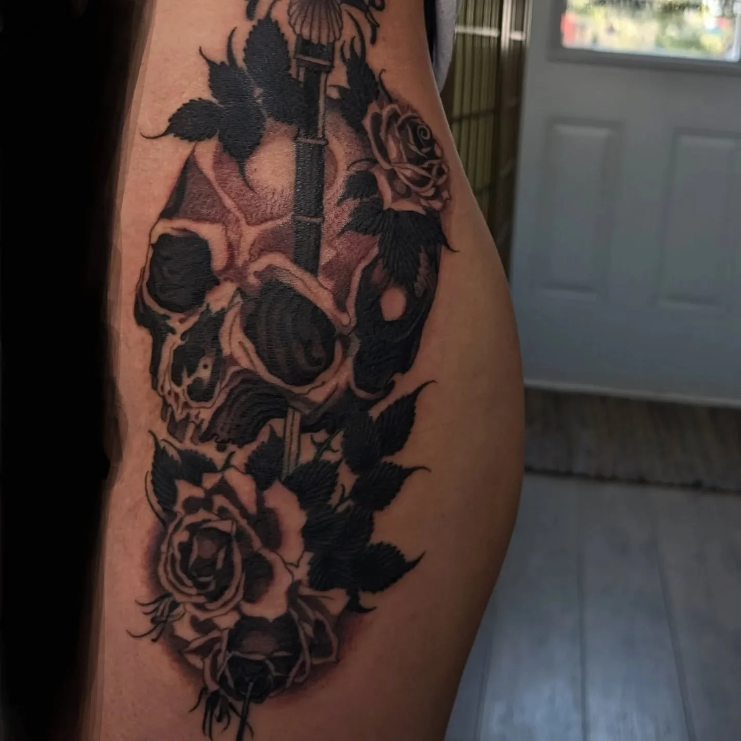 Finished up this very fun piece for @melktooth today !!! Thank you!!!! More like this! Currently booking for @tattoos_and_blues in Santa Rosa !!! 

#tattoosandblues #santarosa #tallahasseetattoos #tallahassee #skulltattoo