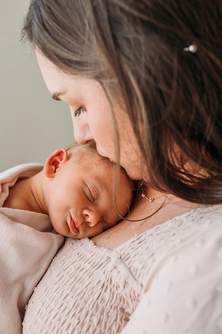 5 Must-Have Items to Keep Nearby During Your Newborn Session
