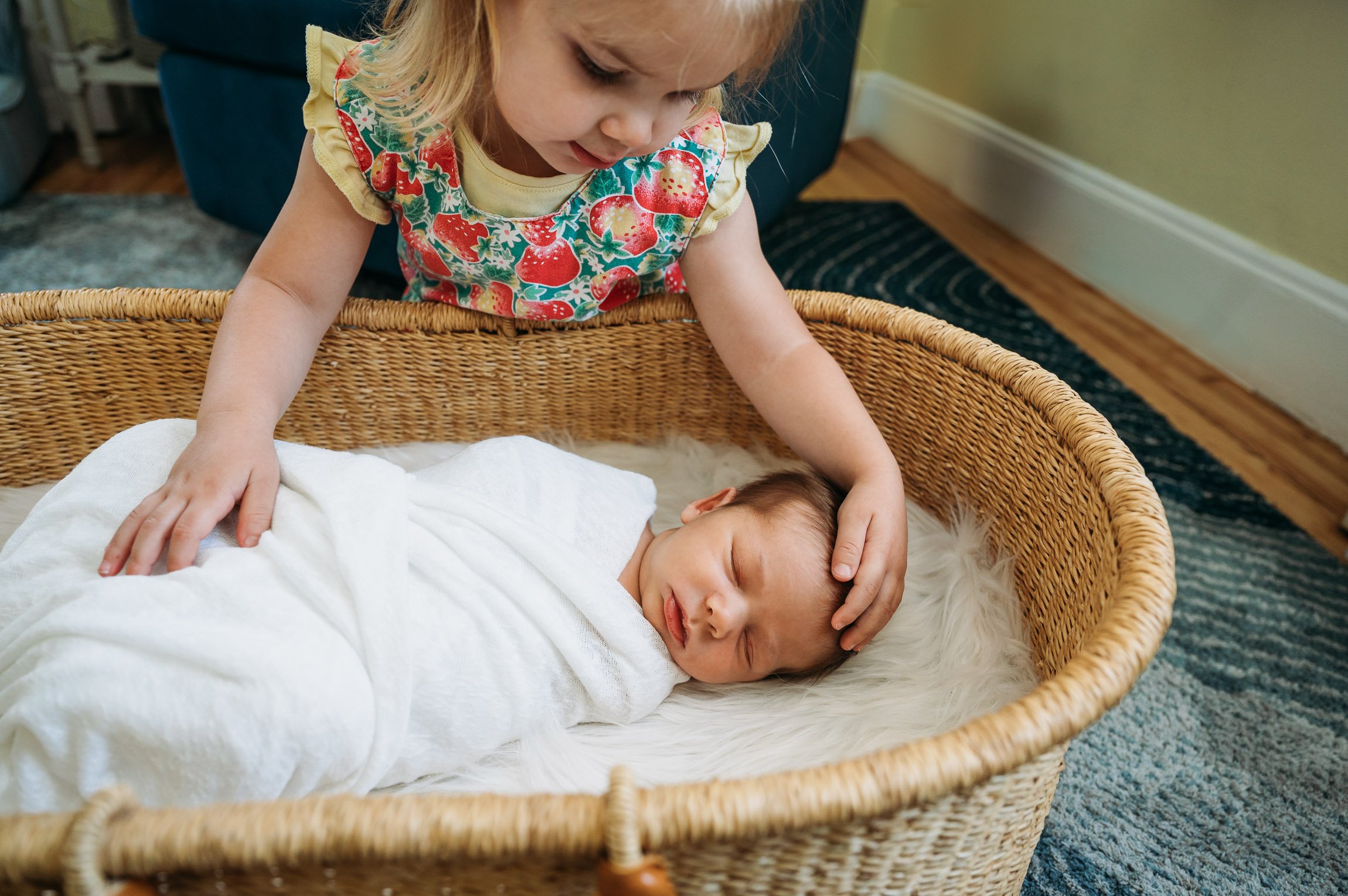 What to Expect During a Lifestyle Newborn Session with Older Siblings