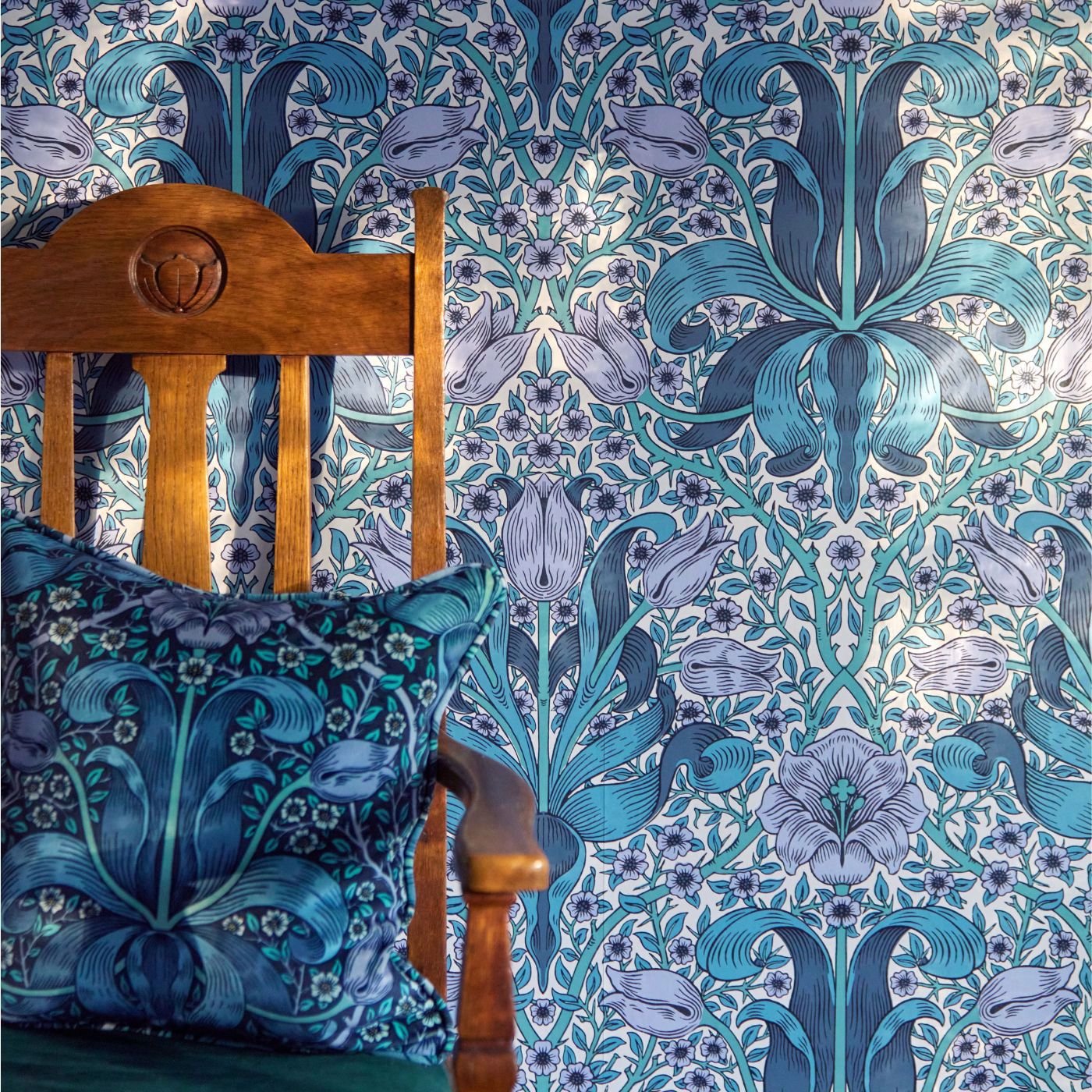 Spring Thicket is William Morris's last pattern made for wallpaper in 1894. Amazing how something so classic can feel so modern too. #wallpaper #morrisandco #floralwallpaper #classicwallpaper #walldecor #wallpaperdecor