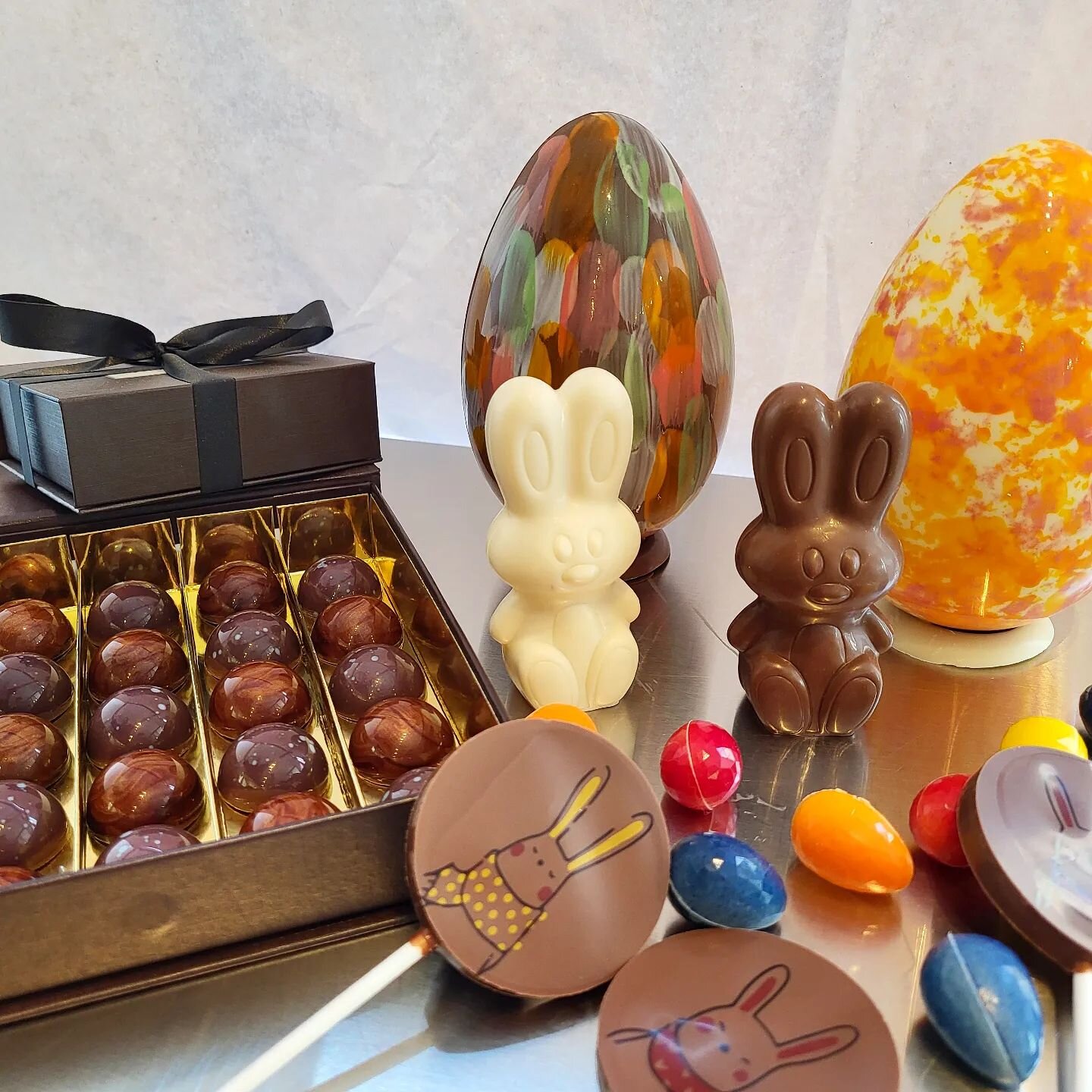 Easter is almost here! We are open normally tomorrow 10-19 and saturday 12-18.

#xocolab#handmadechocolate#chocolate#helsinki#freda#suklaa#suklaakauppa#foodart#chocolatier#konvehti#easter#p&auml;&auml;si&auml;inen
