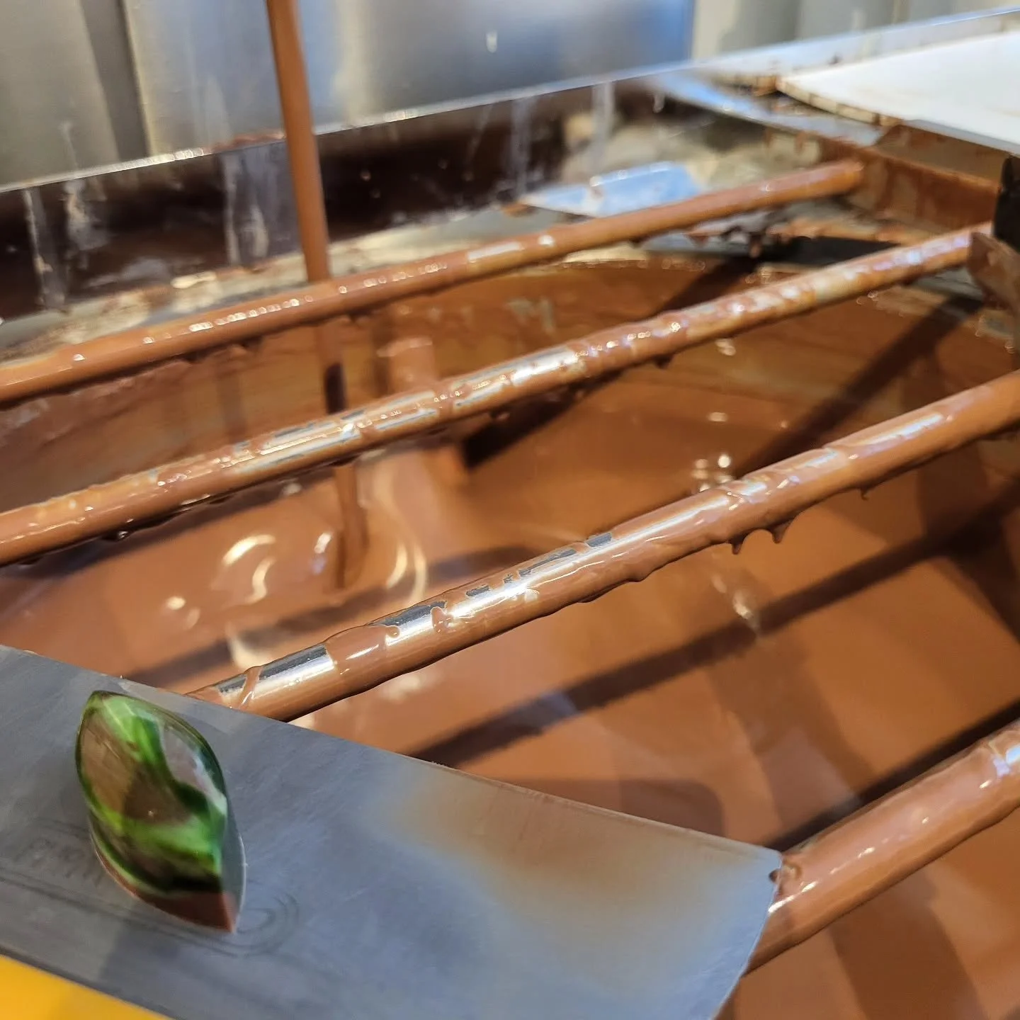 Chocolate menu v.8 is now ready and we will start the transition to all new flavours in the upcoming months. This is now the 8th time we have changed to new flavours. We like to create and not stand still. 

First one to appear is pistachio. Crunchy,