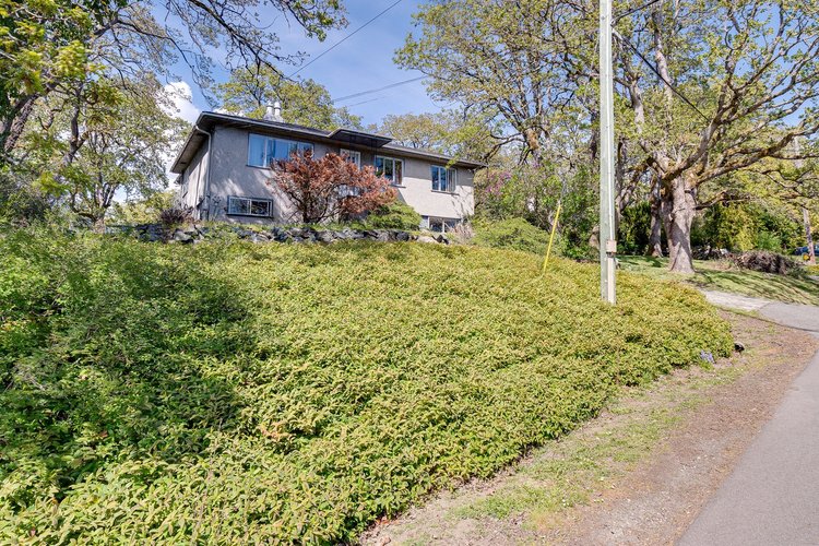1154 Tolmie Ave, Saanich, BC, V8X 2H8 — House & Bloom