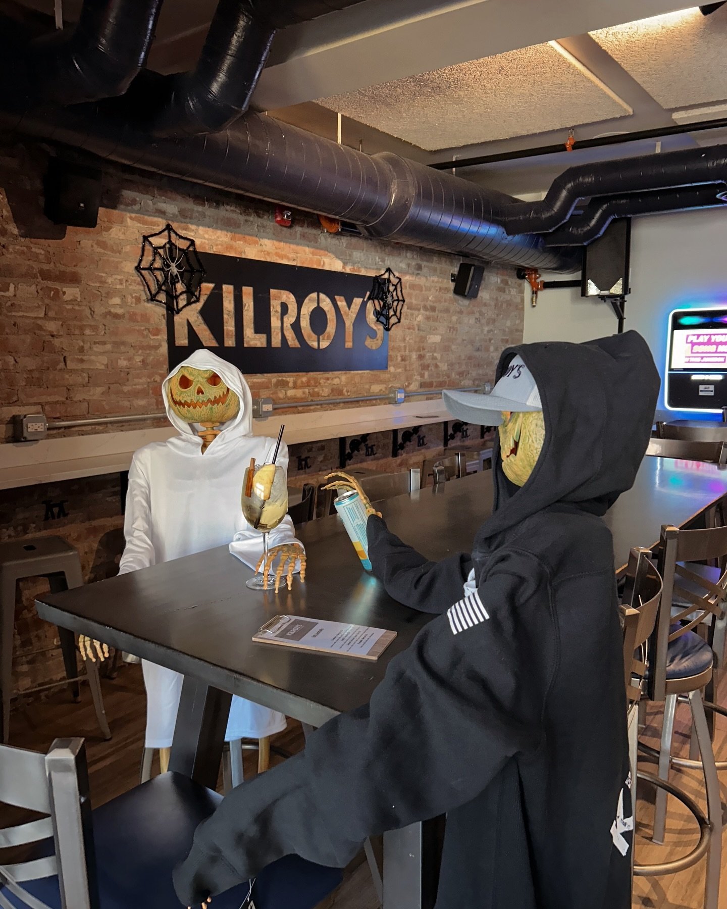 No weekend scaries here at kilroys! Kick off your long weekend with us 🍻🍸🏈🏒🎤🎸

&bull; Live music tonight 10/11 from 7-10pm with @johndebellismusic 
&bull; 10/12 Bruins vs Kings on at 1pm followed by live music from 7-10pm
&bull; 10/13 Patriots 