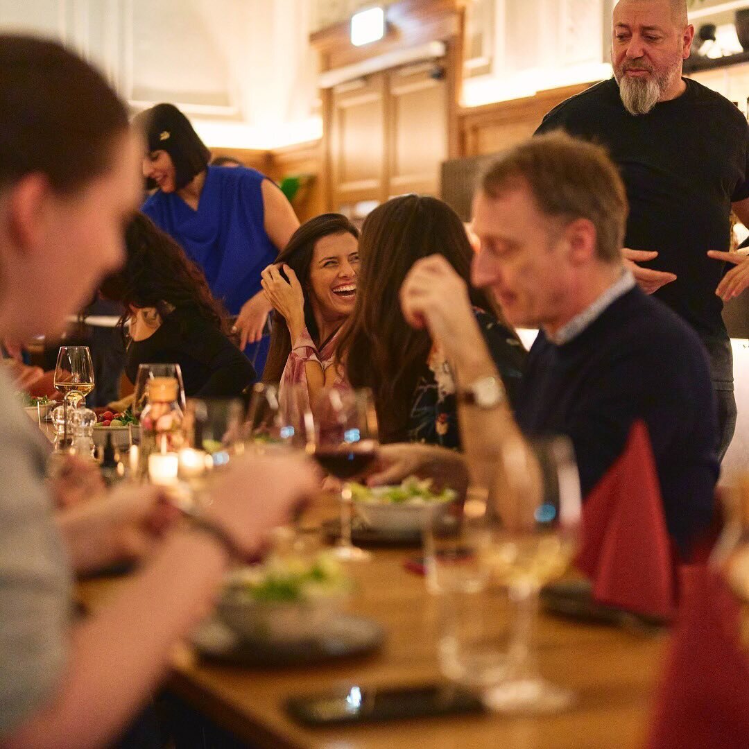 Family Dinner memories from last Saturday. 😍

It was so beautiful and inspiring to come together in the intimate ambiance of the beautiful location from @lora.basel 🍕

Gathering together, we found joy in connecting, being playful, and relishing lif
