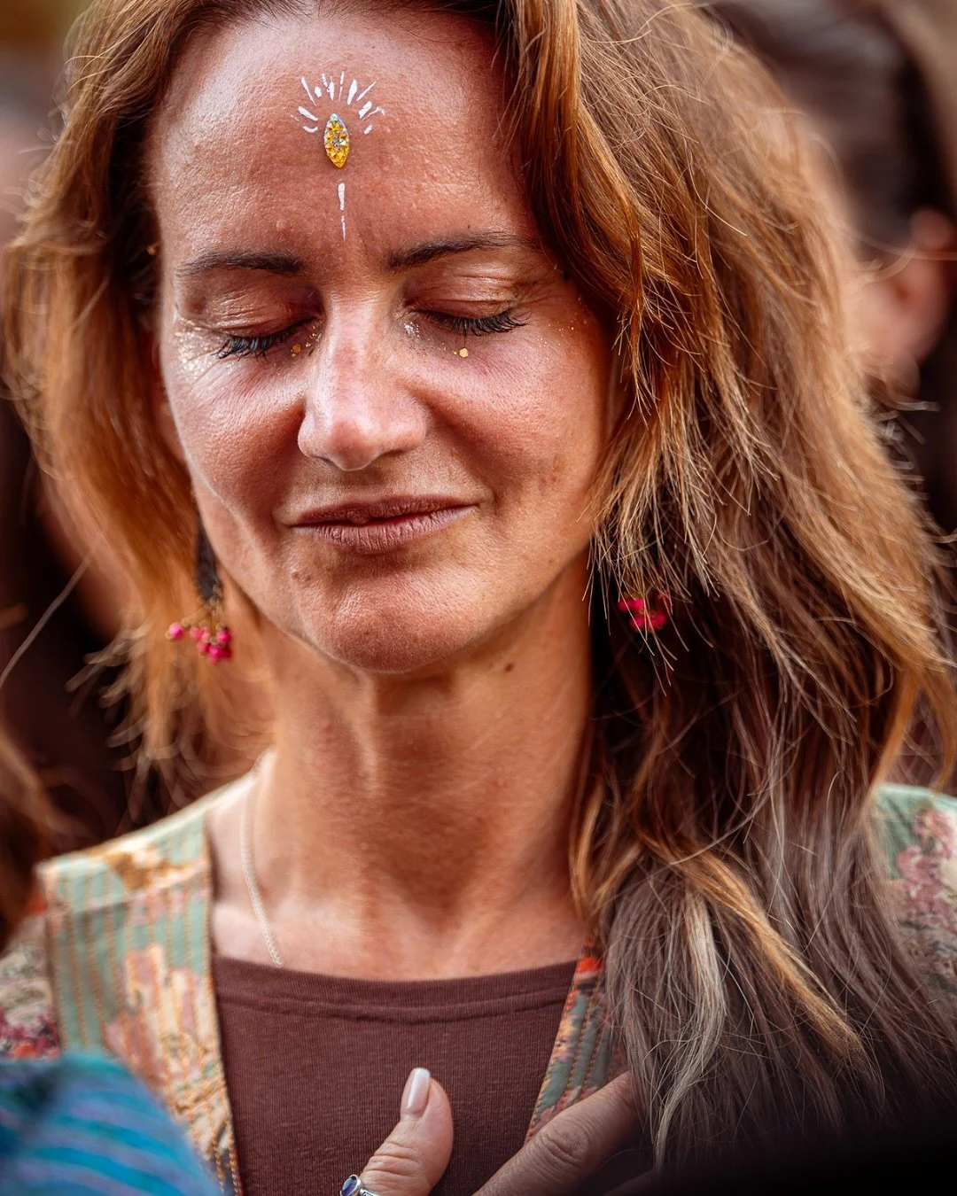 We live in a world that celebrates doing.
Achieving. Producing.
Moving from one thing to the next.
But in the rush to keep up, we sometimes forget the simplest truth: we were never meant to do this alone.
Connection isn’t just something &bdqu