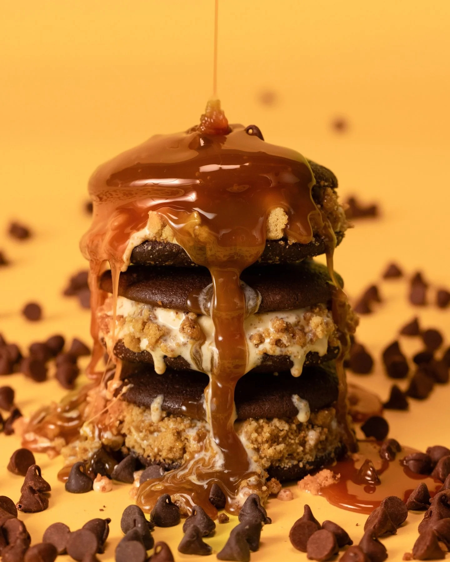 Minnesota snow calls for extra coziness&hellip; and a little caramel comfort.
Our Chocolate Salted Caramel sandwich brings sweetly balanced salted caramel ice cream &amp; two choco-chocolate chip cookies &amp; a delight of crave-worthy cookie crunch.