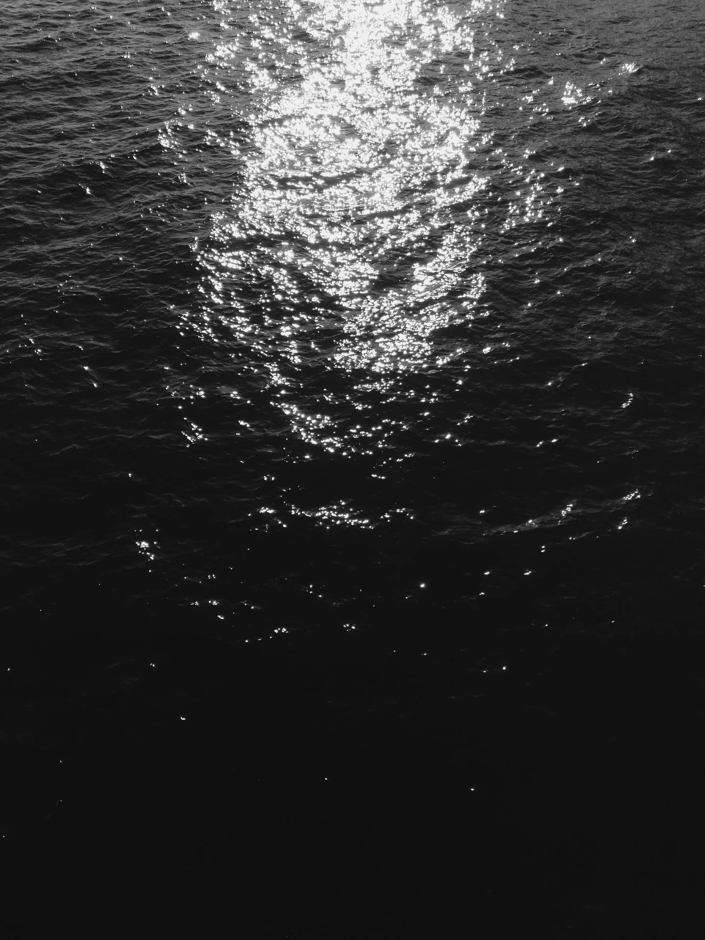 This is a breather, a spacer, a filler in my feed. #isuckatinstagram 
Although it is a great reminder to don&rsquo;t bring me at the beach or I could spend hours taking photos of the waves, the moon reflecting in the sea, the birds, sand textures fro