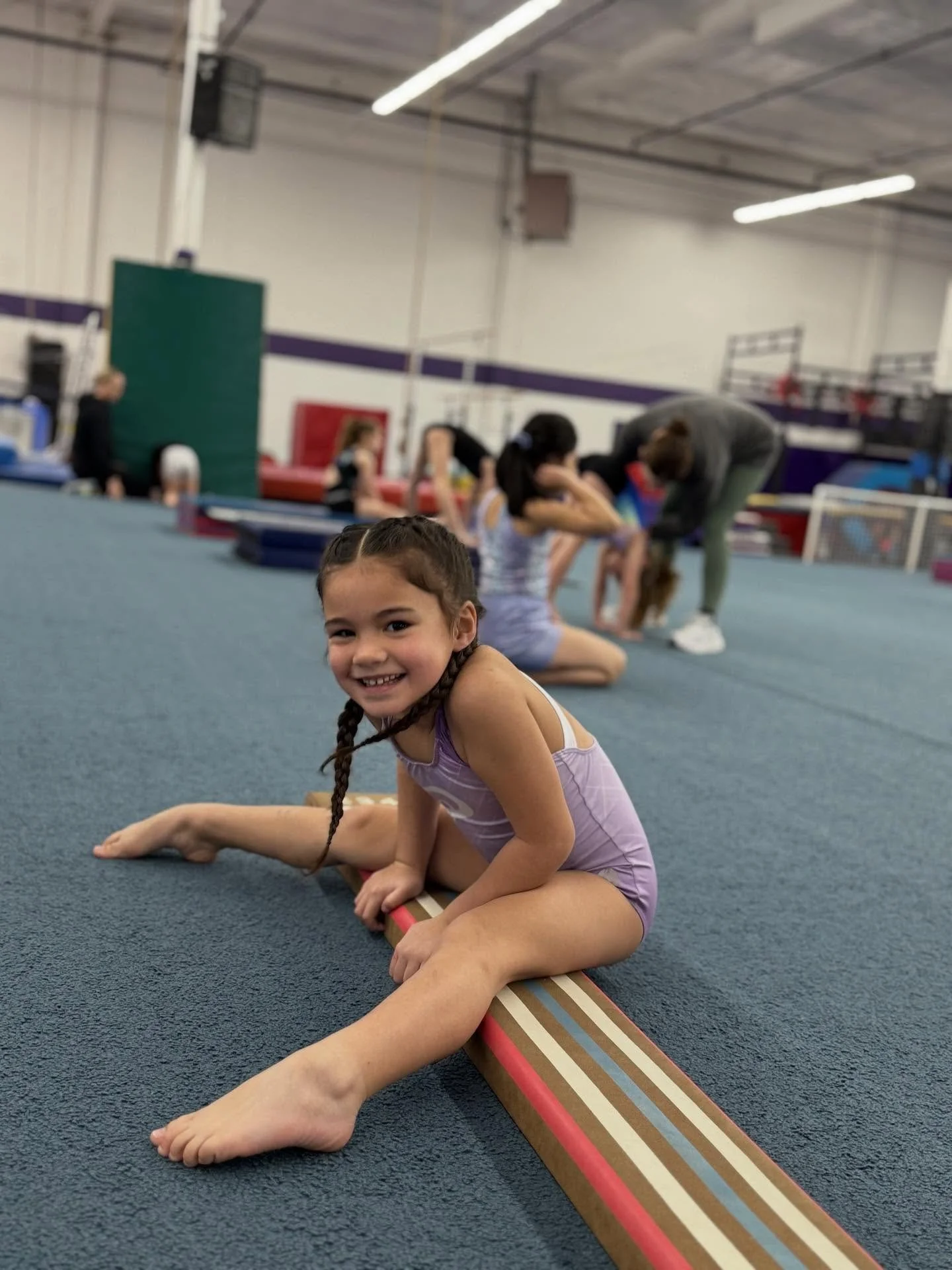 Our tops group working press to handstands!💜👏🏻

#gymnastics #topsgymnastics #workhard #purple