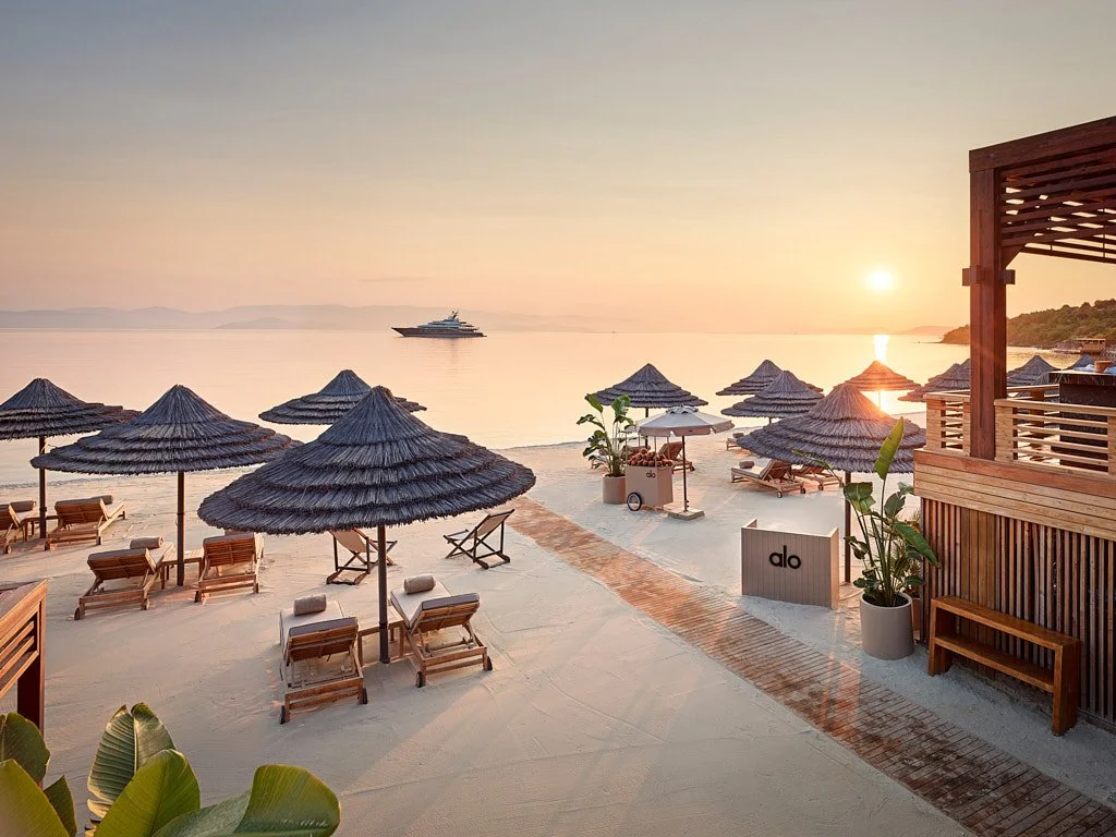 Şarap mahzeni ahşap masa ve kadife sandalye iç mekân çekimi - PAM İstanbul restoran prodüksiyonu