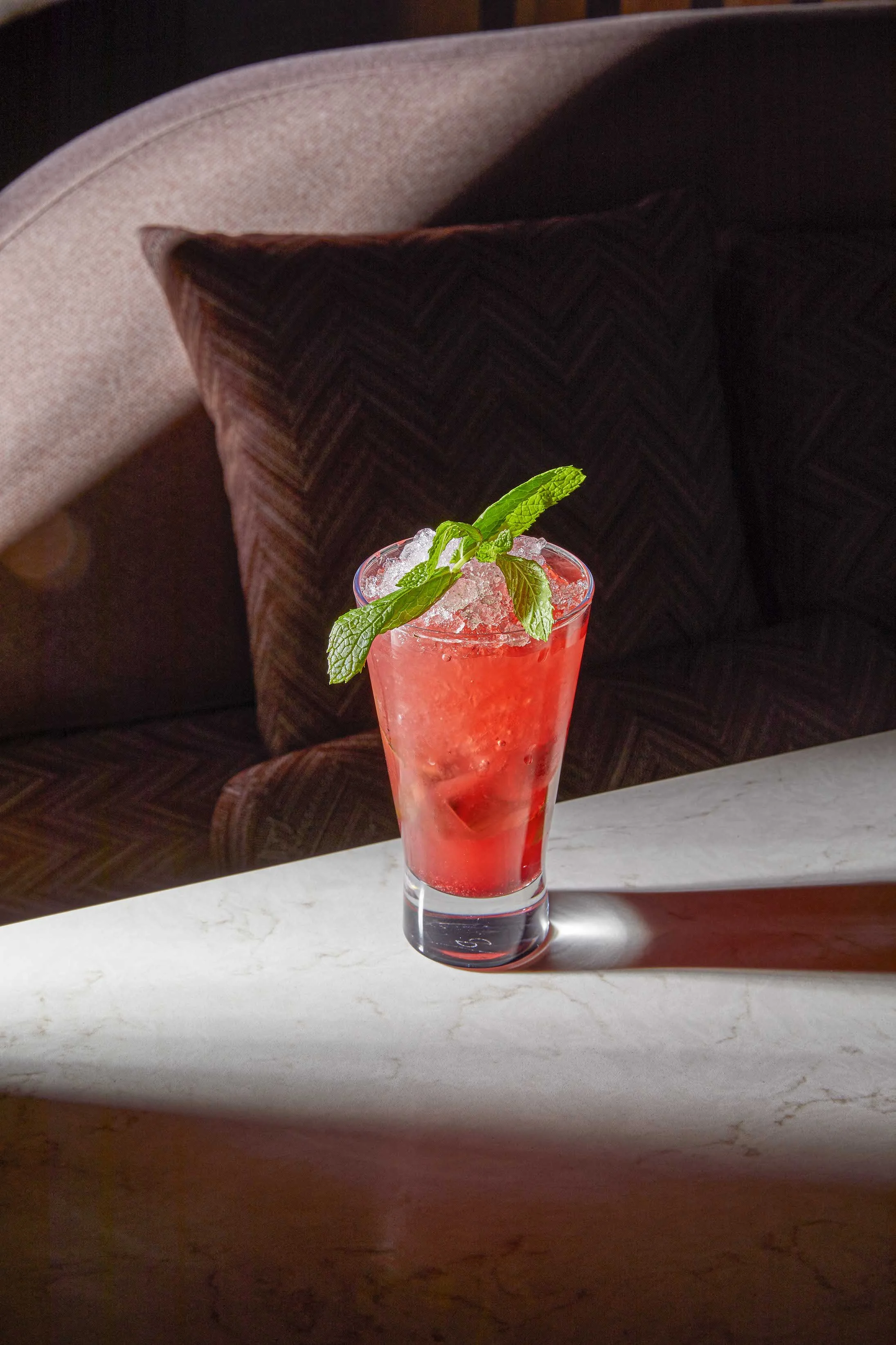 Kreatif içecek fotoğrafçılığı: Lüks mekanların ve markaların reklam kampanyaları için İstanbul stüdyomuzda gerçekleştirilen profesyonel prodüksiyon.