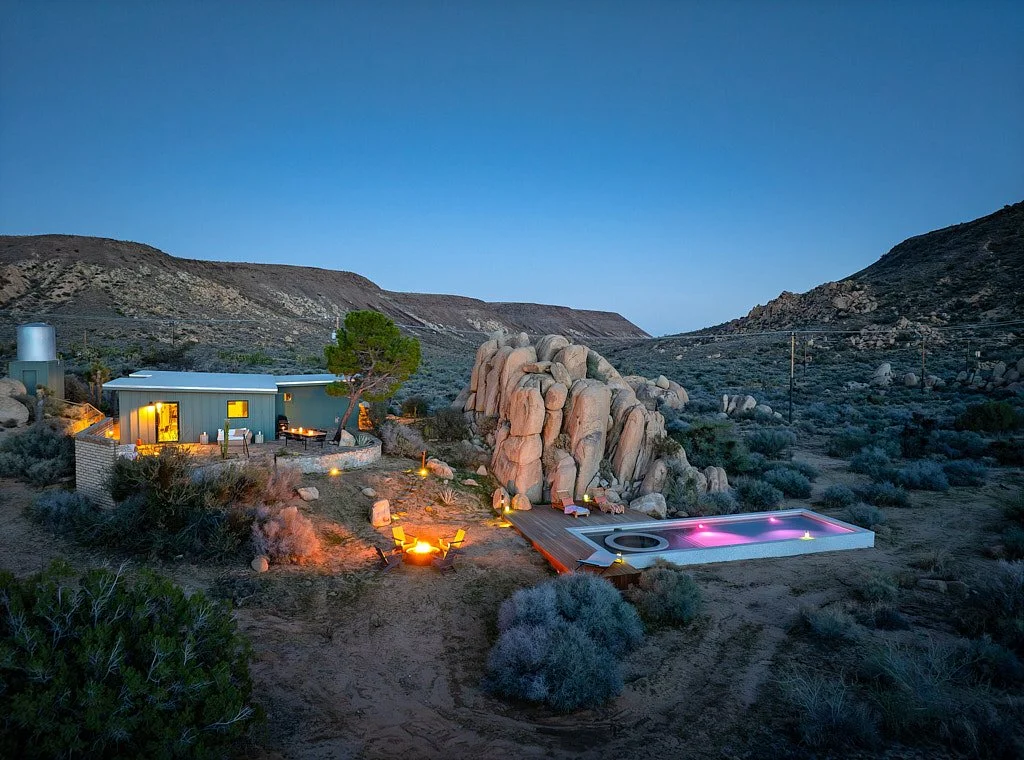 Modern villa dış mekân jakuzi ve ateş çukuru gece çekimi - PAM İstanbul mimarlık prodüksiyonu