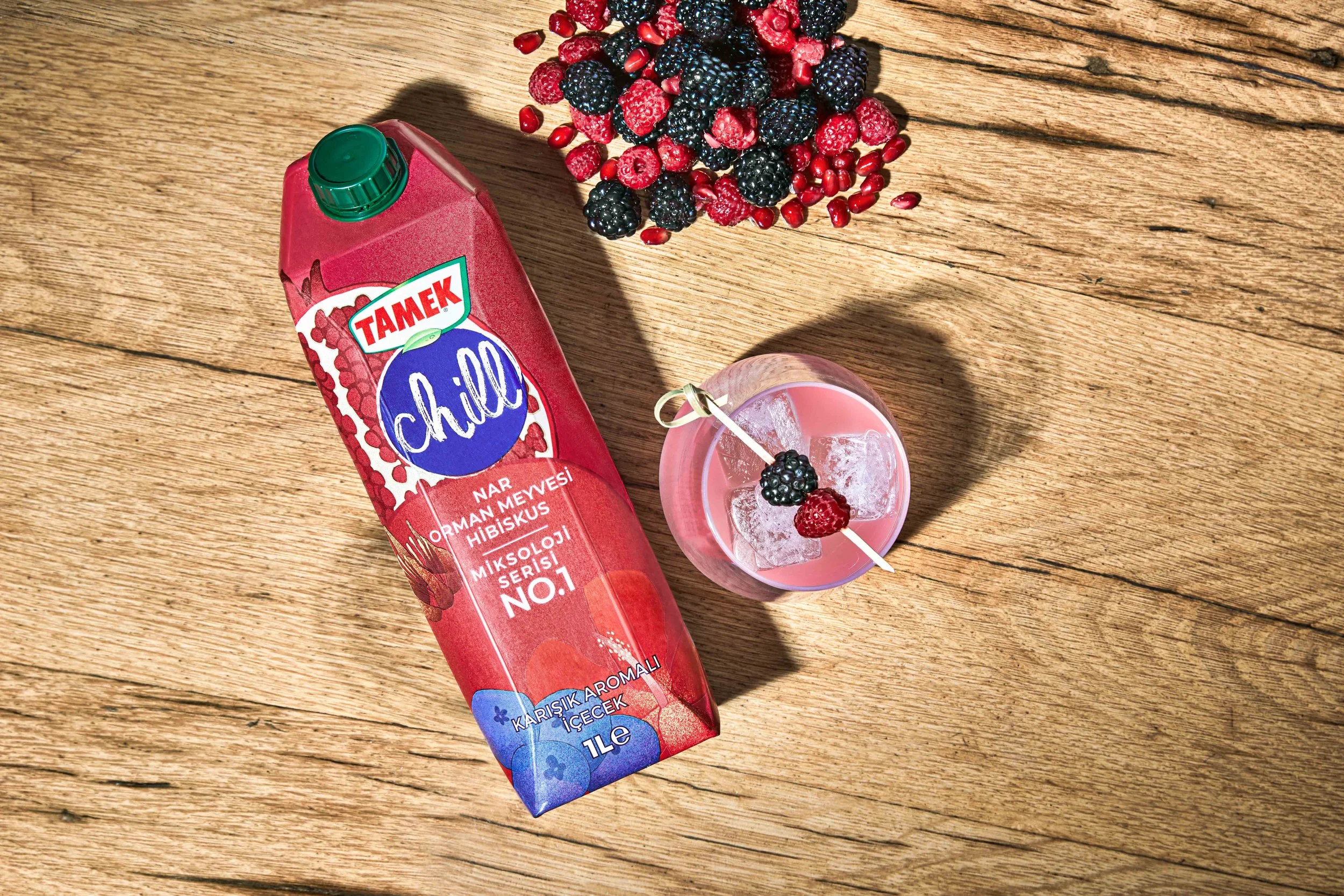 Yazın ferahlığını Tamek Chill'in doğal lezzetleriyle birleştiren gastronomi fotoğraflarımız, her yudumda sizi serinletiyor. Orman meyvesi, nar ve hibiskus gibi doğal tatlarla zenginleştirilmiş içeceklerimizin, profesyonel çekimlerle sanata dönüştüğü 