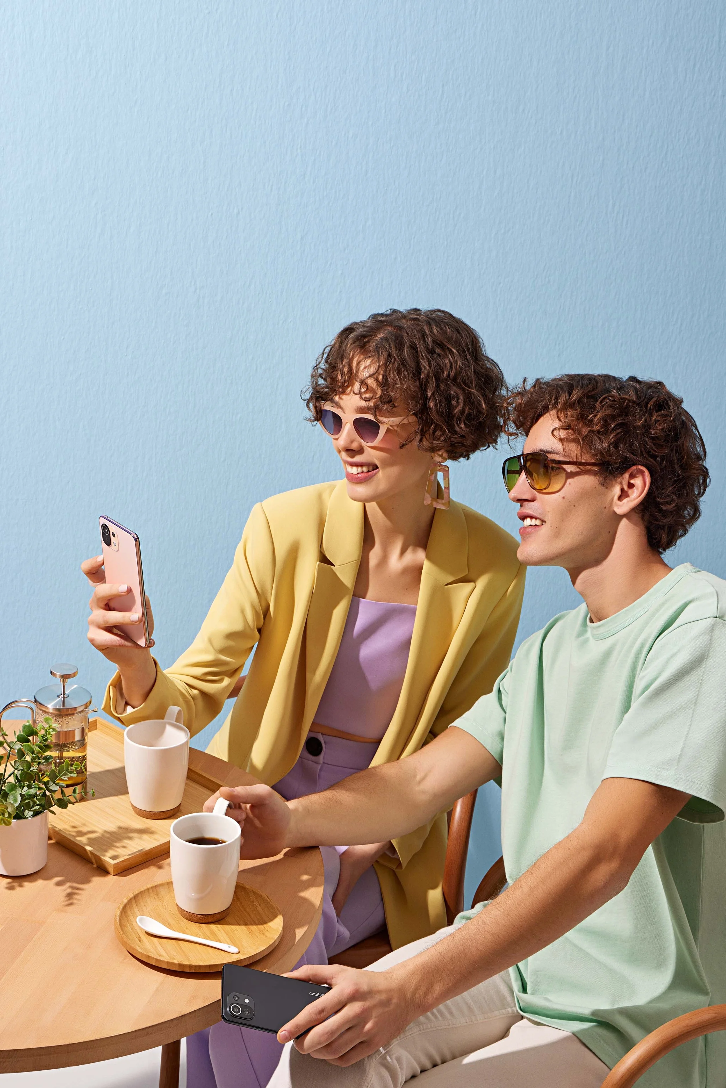 Pam İstanbul Prodüksiyon, Xiaomi'nin en son Life Style koleksiyonunu, neon ışıkların ve dinamizmin arasında, stil ve teknolojiyi bir araya getiren bir fotoğraf serisiyle sunuyor. Her kare, modern yaşamın dinamik ruhunu ve Xiaomi'nin yenilikçi estetiğ