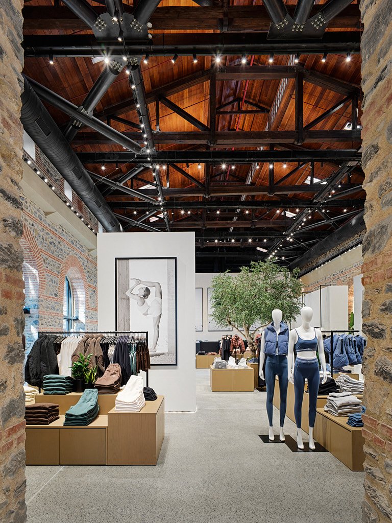 Spor giyim mağazası iç mekân fotoğraf çekimi tuğla duvar ve kemerli pencere - PAM İstanbul mağaza prodüksiyonu