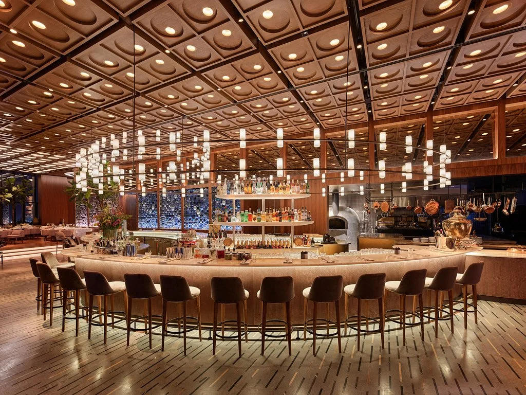 Modern bar tezgâhı kare ahşap tavan paneli iç mekân çekimi - PAM İstanbul restoran prodüksiyonu