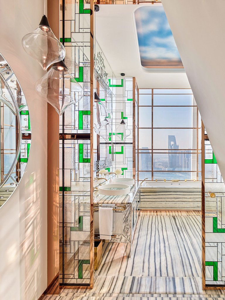 Modern otel odası cam duş kabini ve oturma alanı çekimi - PAM İstanbul otel iç mekân prodüksiyonu