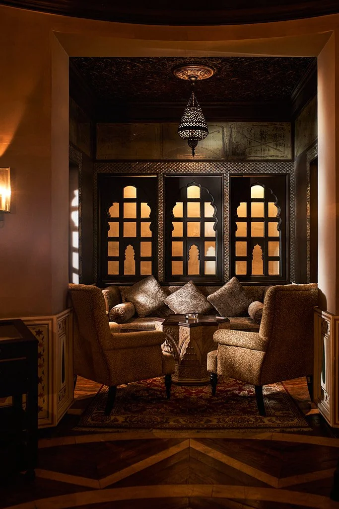 Van Cleef & Arpels mağaza cephe gece aydınlatma mimari çekimi - PAM İstanbul perakende prodüksiyonu