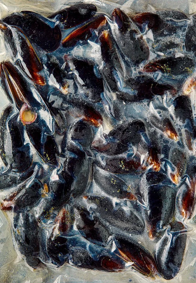 Vakumla paketlenmiş, muhtemelen midye olan deniz ürünlerinin yakın çekimi.