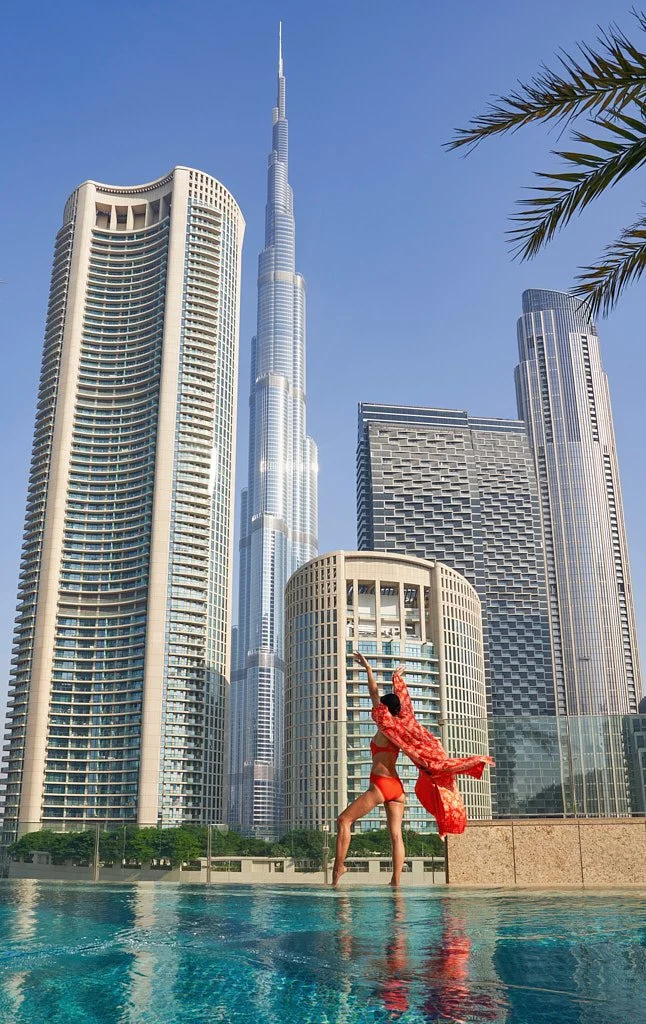 Dubai havuz başı moda çekimi Burj Khalifa manzaralı - PAM İstanbul profesyonel fotoğraf prodüksiyonu