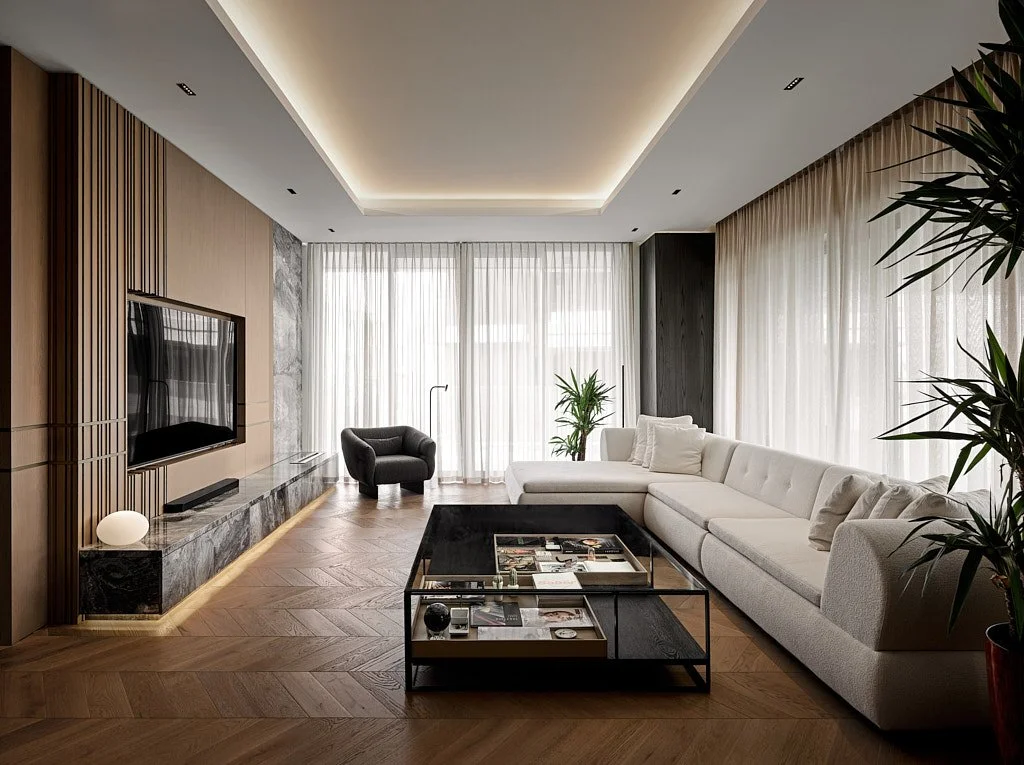 Modern beyaz koltuklu geniş oturma odası iç mekân çekimi - PAM İstanbul iç mimarlık prodüksiyonu