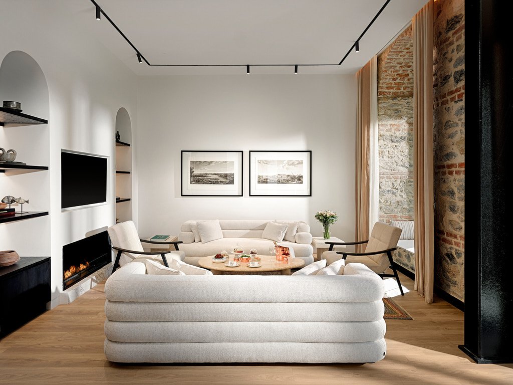 Modern oturma odası beyaz koltuk şömine ve ahşap sehpa iç mekân çekimi - PAM İstanbul iç mimarlık prodüksiyonu