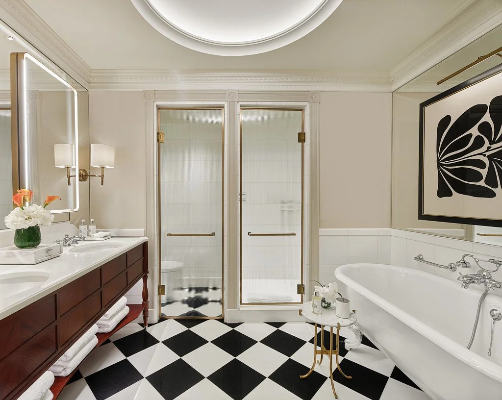 Siyah beyaz karolu zarif banyo küvet ve çift lavabo çekimi - PAM İstanbul iç mimarlık prodüksiyonu