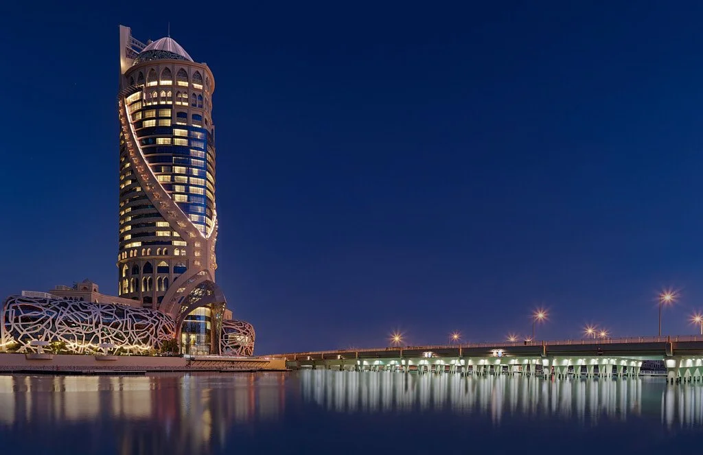 Modern bar tezgâhı ahşap tavan panelli iç mekân fotoğraf çekimi - PAM İstanbul restoran prodüksiyonu