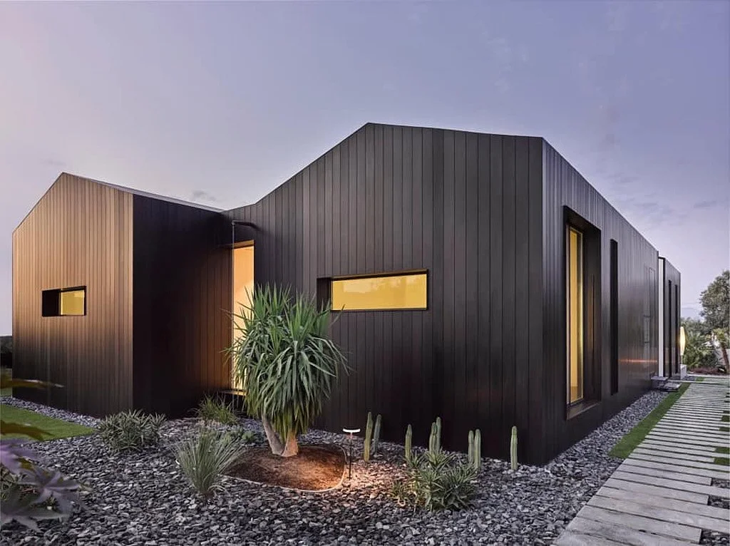 Gece aydınlatmalı lüks villa havuz ve bahçe dış mekân çekimi - PAM İstanbul mimarlık prodüksiyonu