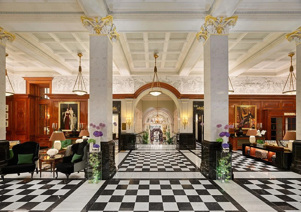 Lüks otel süit odası geniş yatak ve oturma alanı çekimi - PAM İstanbul otel iç mekân prodüksiyonu