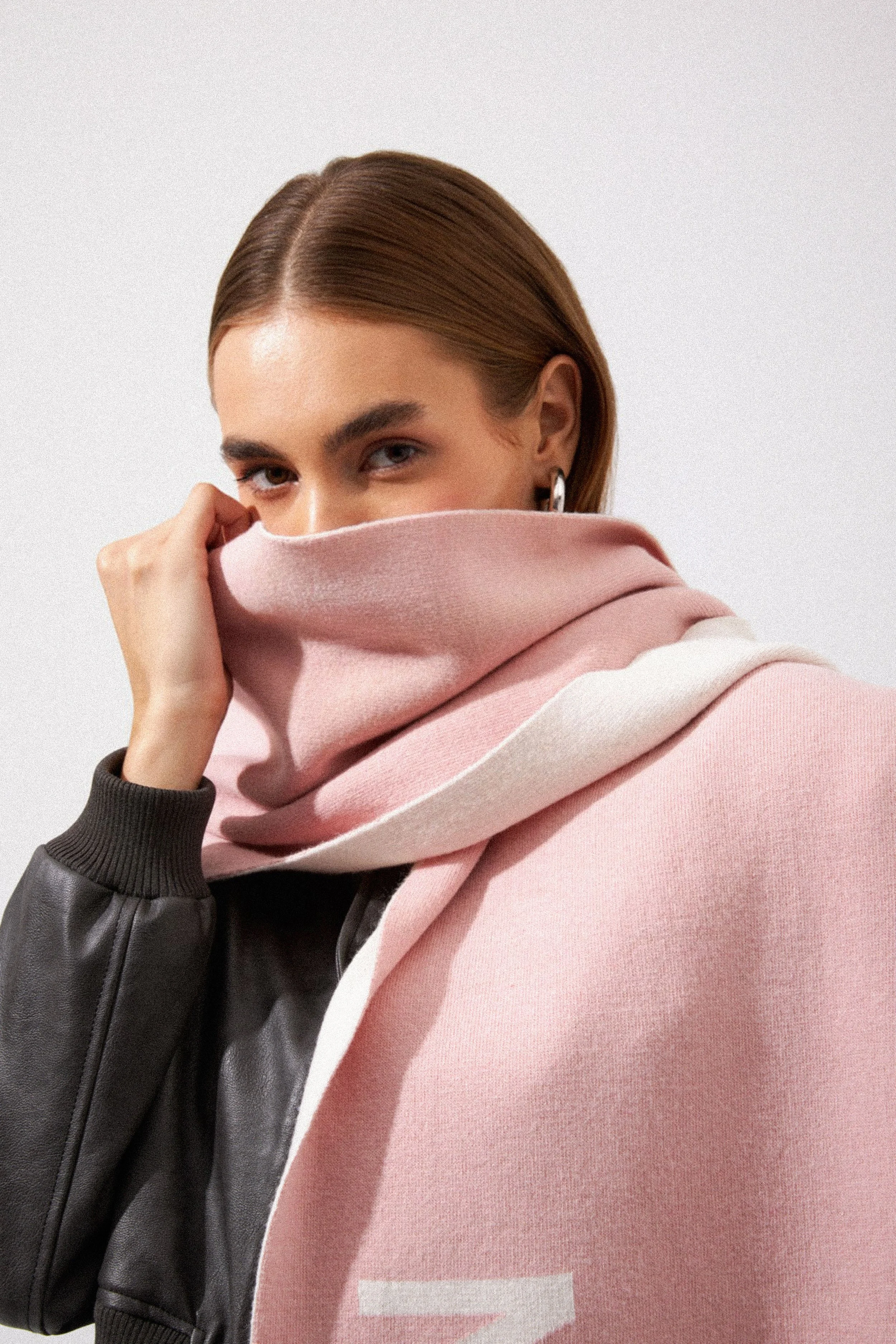 Kadın dış giyim ve aksesuar fotoğrafçılığı, kışlık koleksiyon için kreatif moda çekimi.