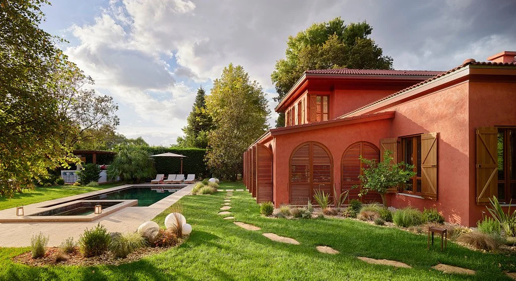 Açık hava havuz bar tropikal peyzaj ve şezlong çekimi - PAM İstanbul otel dış mekân prodüksiyonu