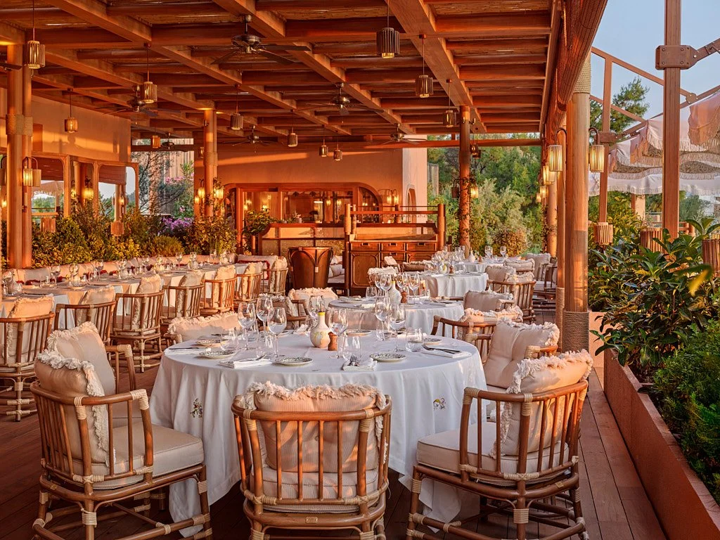 Açık hava yemek alanı beyaz örtülü masalar ve ahşap çardak çekimi - PAM İstanbul restoran prodüksiyonu