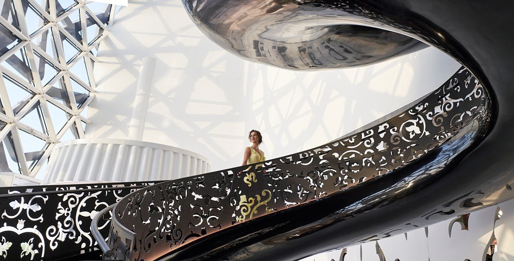 Sarı elbiseli model cam tavan modern bina moda çekimi - PAM İstanbul moda fotoğraf prodüksiyonu