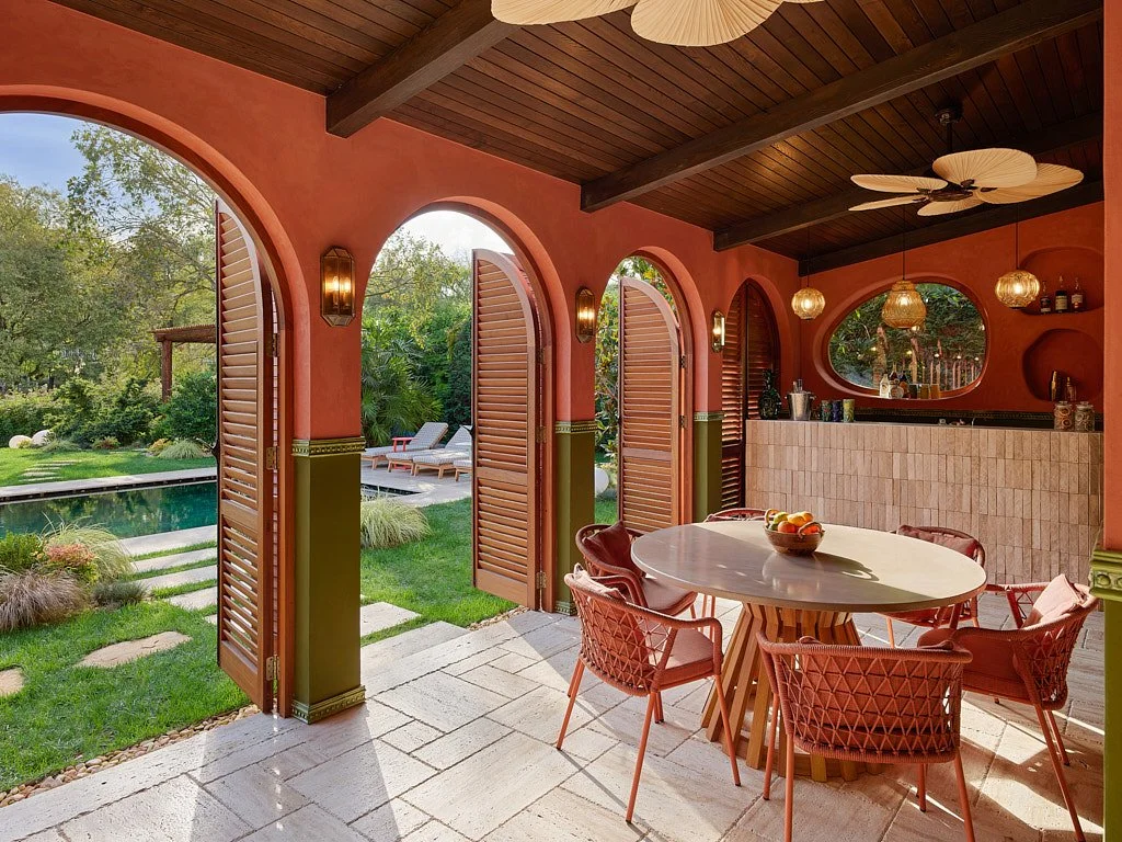 Kemerli kapılardan bahçe ve havuz manzaralı iç mekân yemek alanı çekimi - PAM İstanbul mekân prodüksiyonu