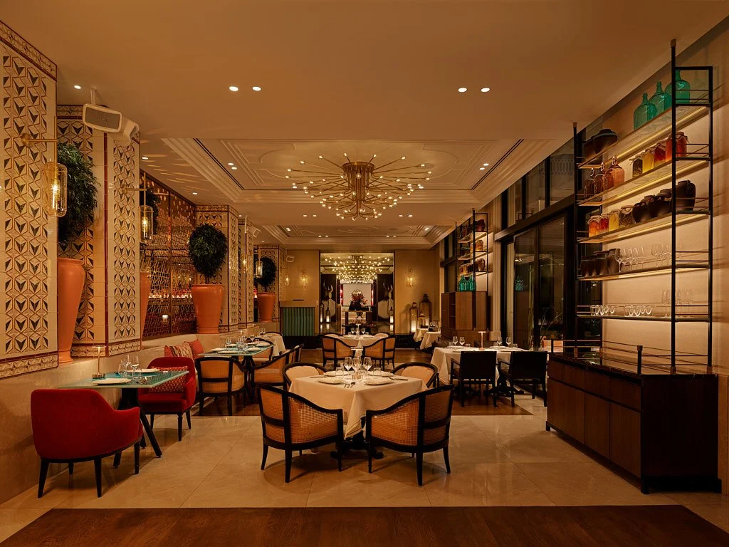 Zarif restoran avize yuvarlak masa beyaz örtü iç mekân çekimi - PAM İstanbul restoran prodüksiyonu