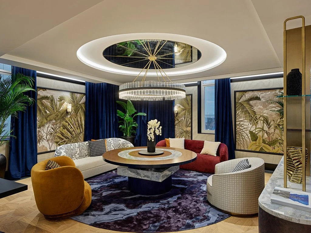 Zarif restoran özel yemek odası avize ve ahşap detay çekimi - PAM İstanbul restoran prodüksiyonu