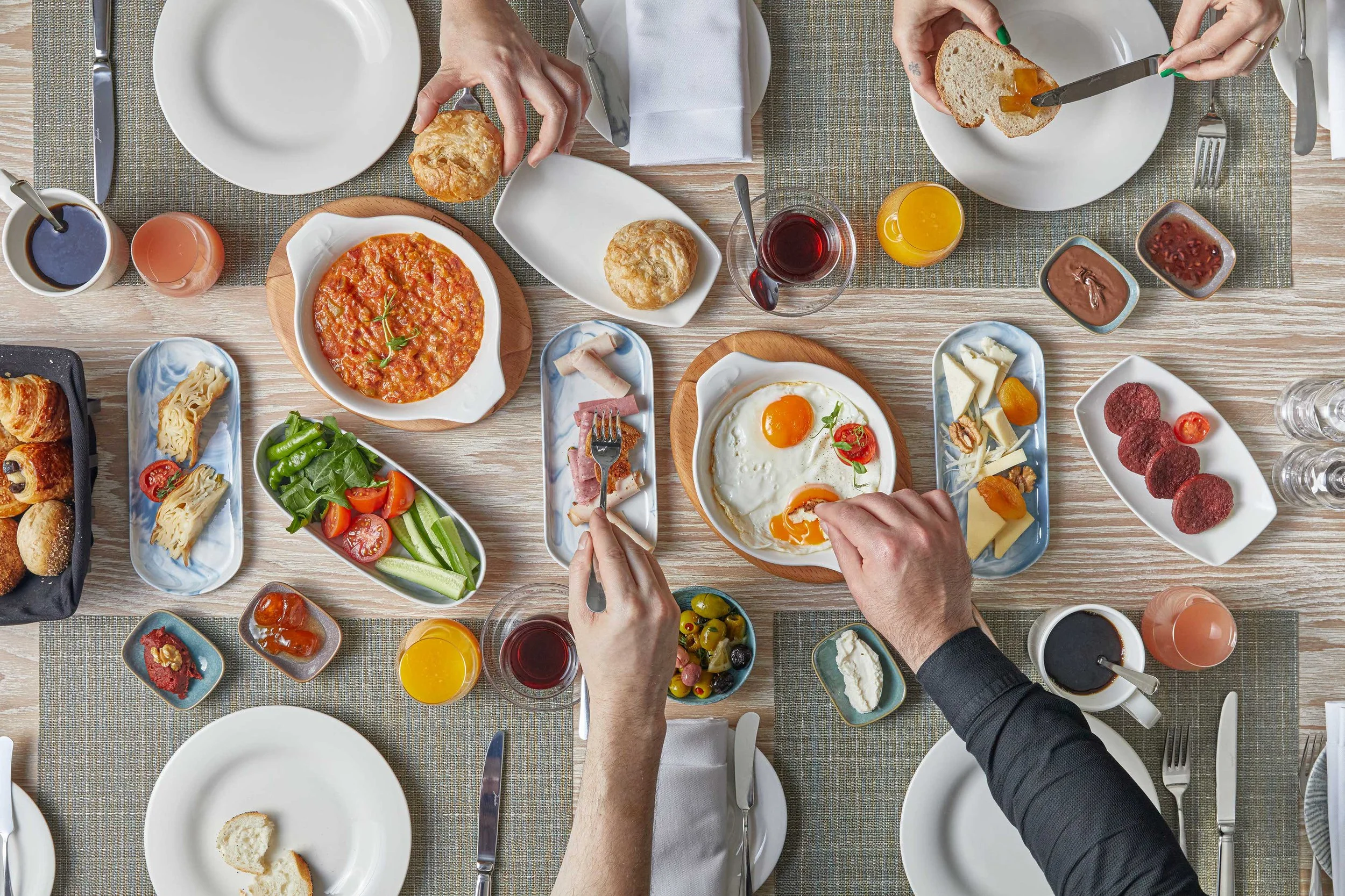 Hyatt Regency'nin lüks kahvaltı deneyimi, Pam İstanbul Prodüksiyon'un ustalık dolu çekimleriyle hayat buluyor. Her detayda zenginlik ve lezzetin fotoğraflandığı bu deneyime siz de katılın.